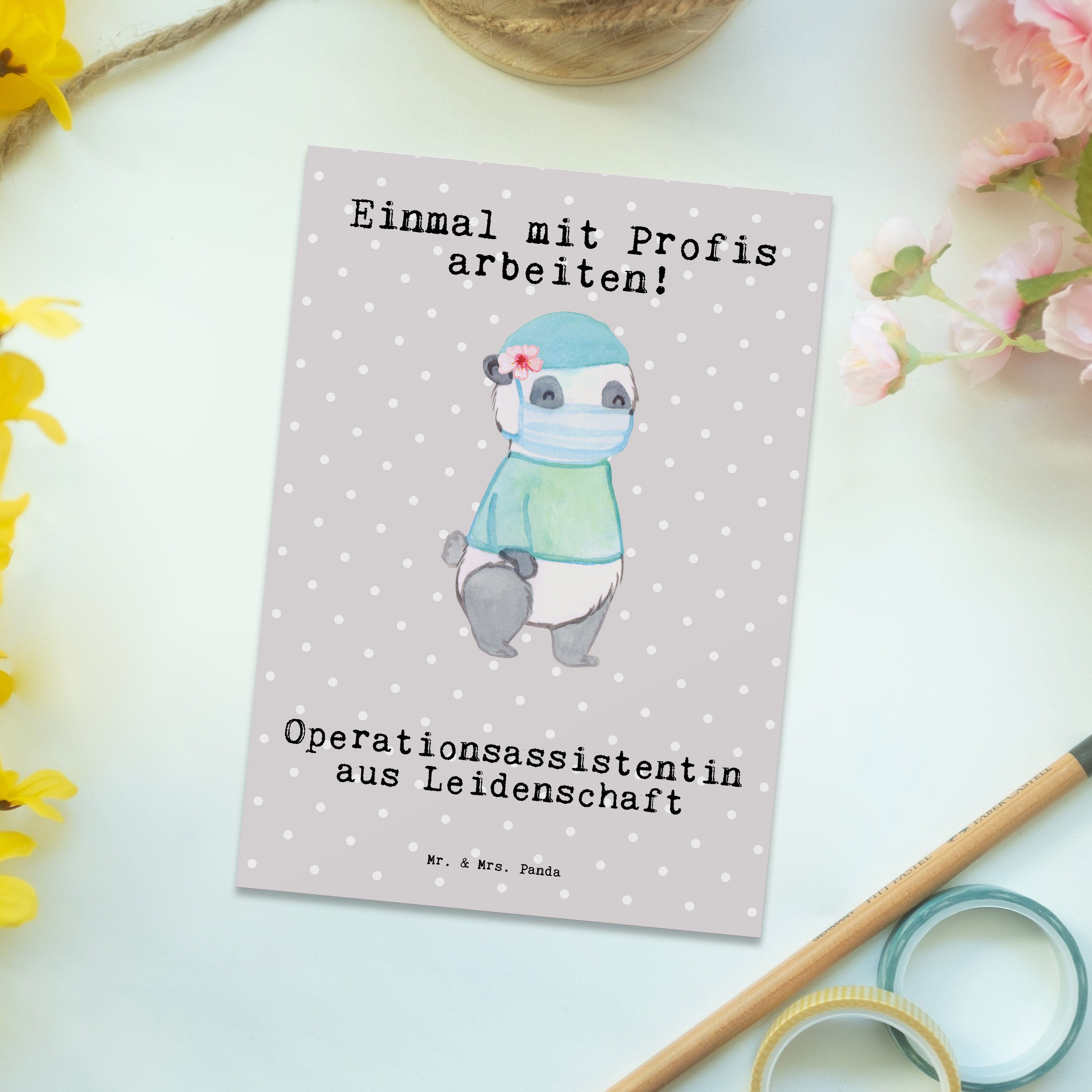 Mr. & Mrs. Panda Postkarte Operationsassistentin aus Leidenschaft - Grau Pastell - Geschenk, Fir
