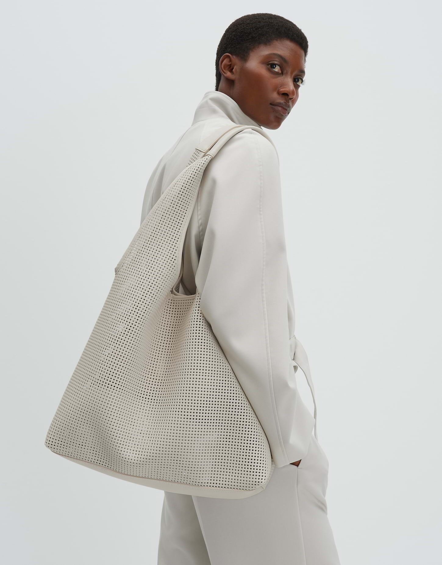 someday Shopper Bliano bag aus Lasercut-Lederimitat, Mit integrierter Clutch und Magnetverschluss