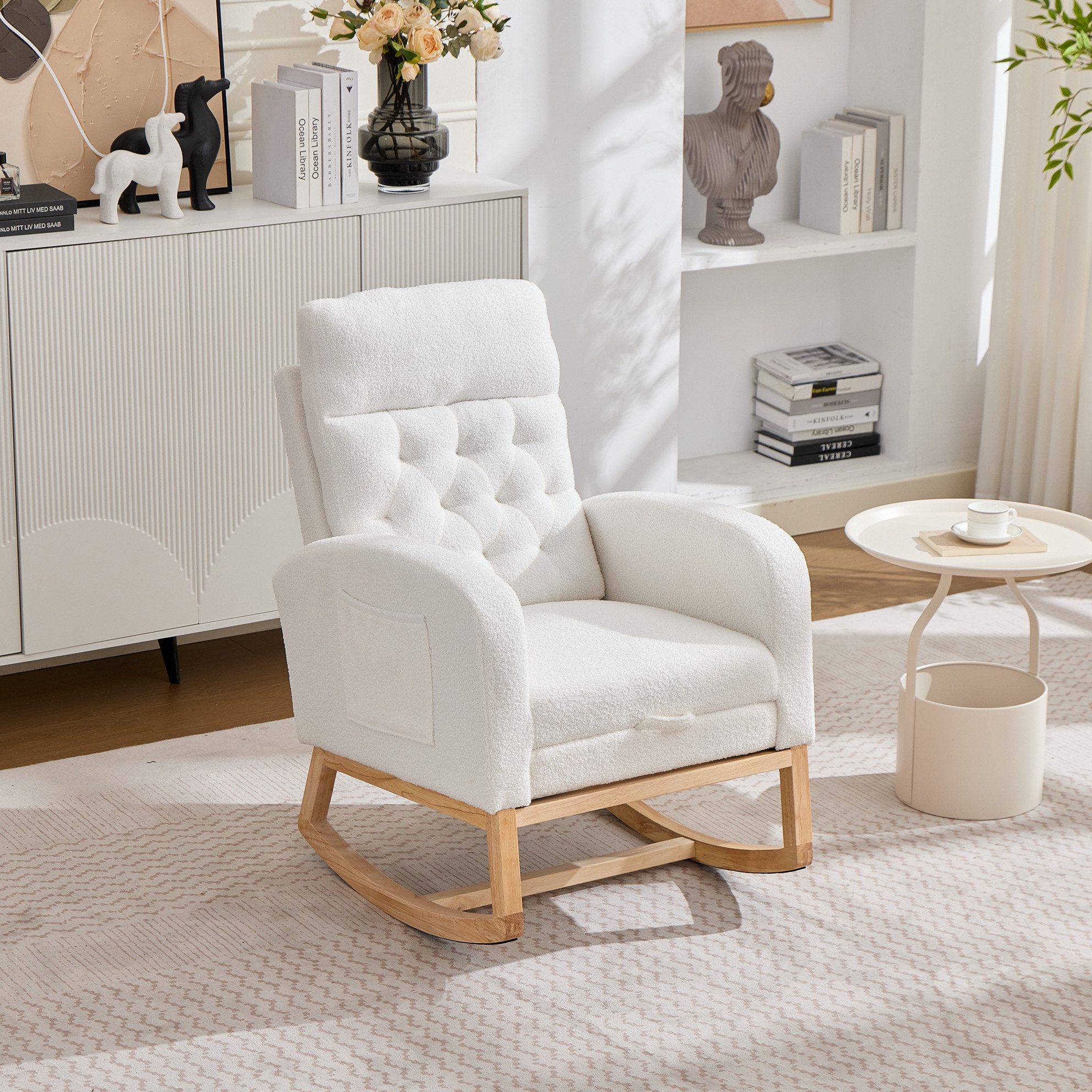 OKWISH Schaukelstuhl Relaxsessel mit verstellbarer Fußstütze & USB (Weiß, 65.6×123×102 cm, 136 kg belastbar, 1 St), Teddy-Fleece, Seitentaschen, Massivholzrahmen