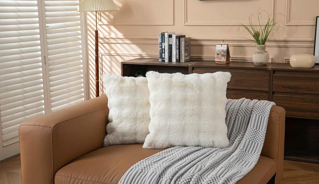 OTTO home Dekokissen Briee Premium, Kissenhülle mit Fell-Optik, unifarben, hochwertig, extra weich – Bild 2 von 3