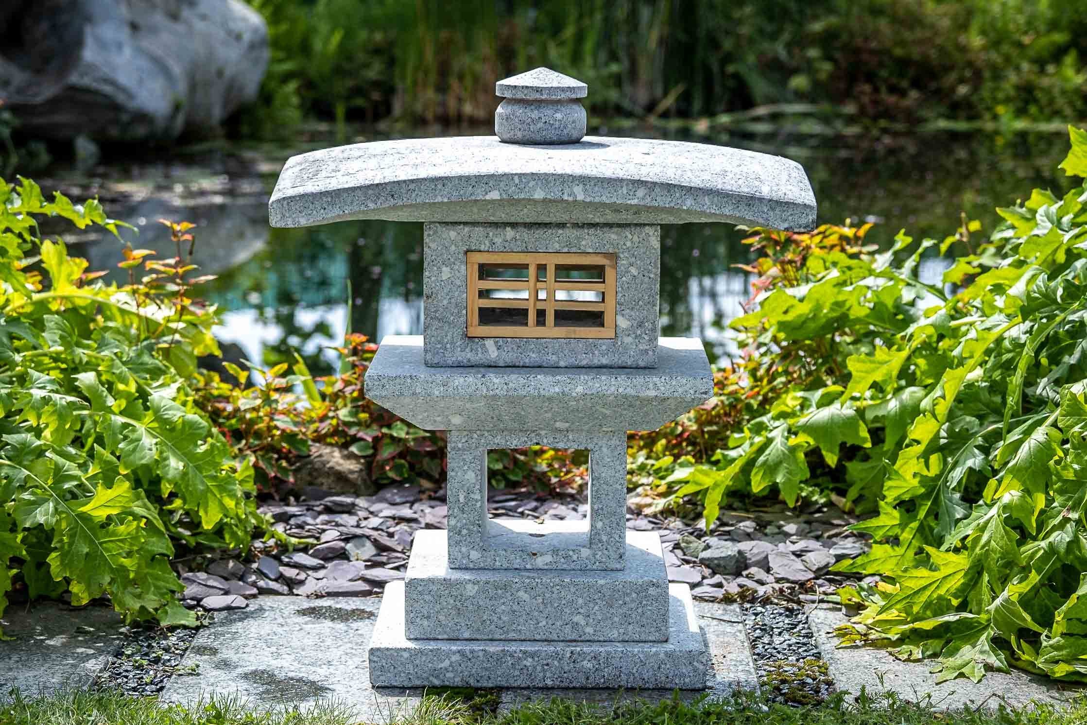 IDYL Gartenfigur Granit Kanjuji, Granit – ein Naturprodukt – sehr robust – witterungsbeständig gegen Frost, Regen und UV-Strahlung.