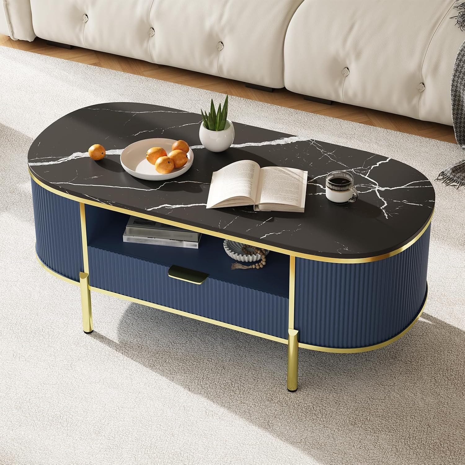 GarveeMore Couchtisch Moderner Luxus-Beistelltisch mit geschwungenem Design 122x56x48cm, geriffeltem Korpus,Tischplatte in Marmoroptik goldenen Metalldetails – Bild 2 von 5