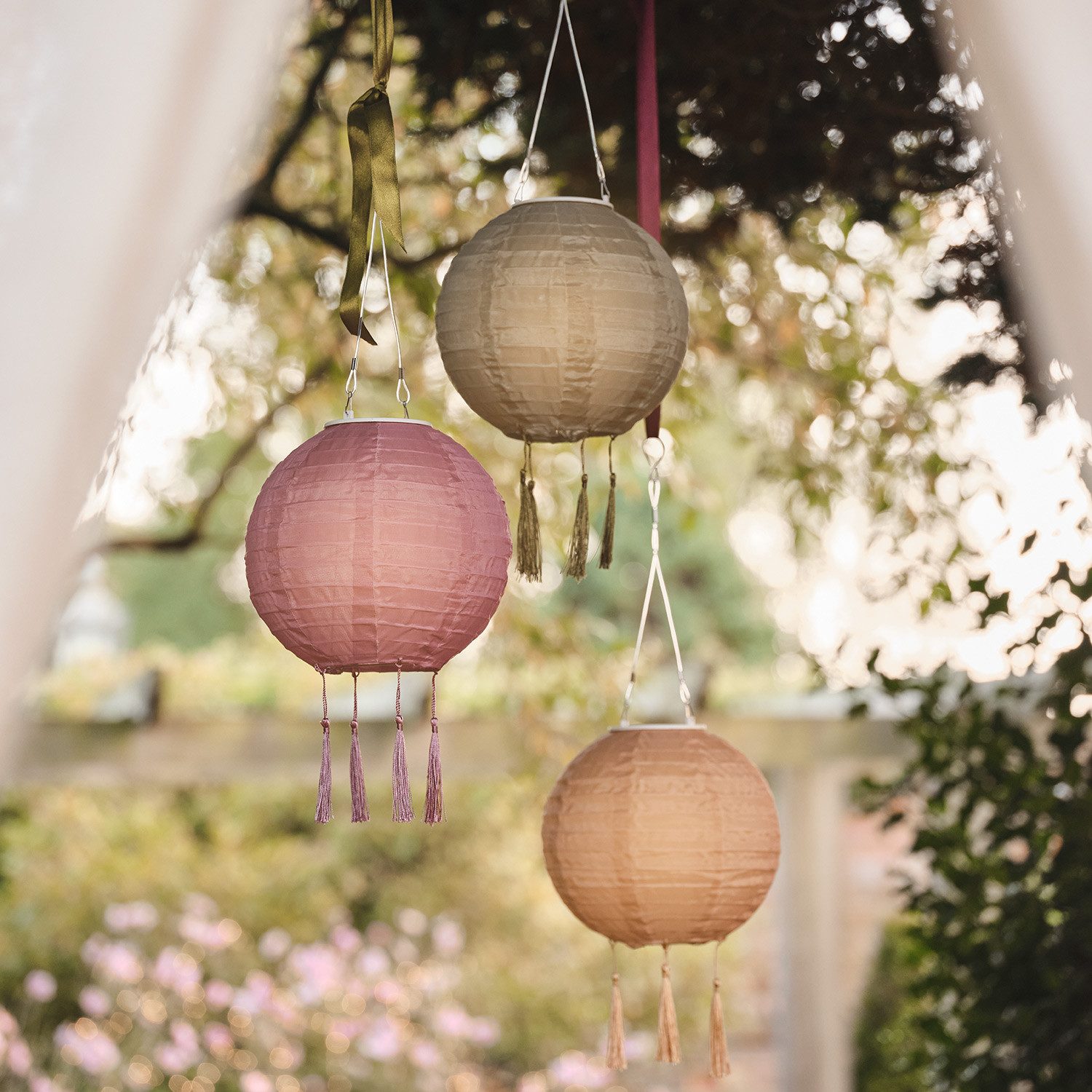 Lights4fun LED Laterne 3er Set Lucena Festival Solar-Lampions mit Quasten in Braun, Grün & Ro