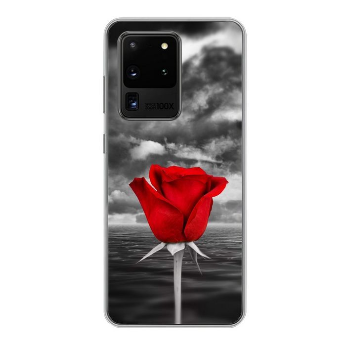 MuchoWow Handyhülle Schwarz-Weiß-Fotografie einer roten Rose vor einem Meer und einem Phone Case Handyhülle Samsung Galaxy S20 Ultra Silikon Schutzhülle