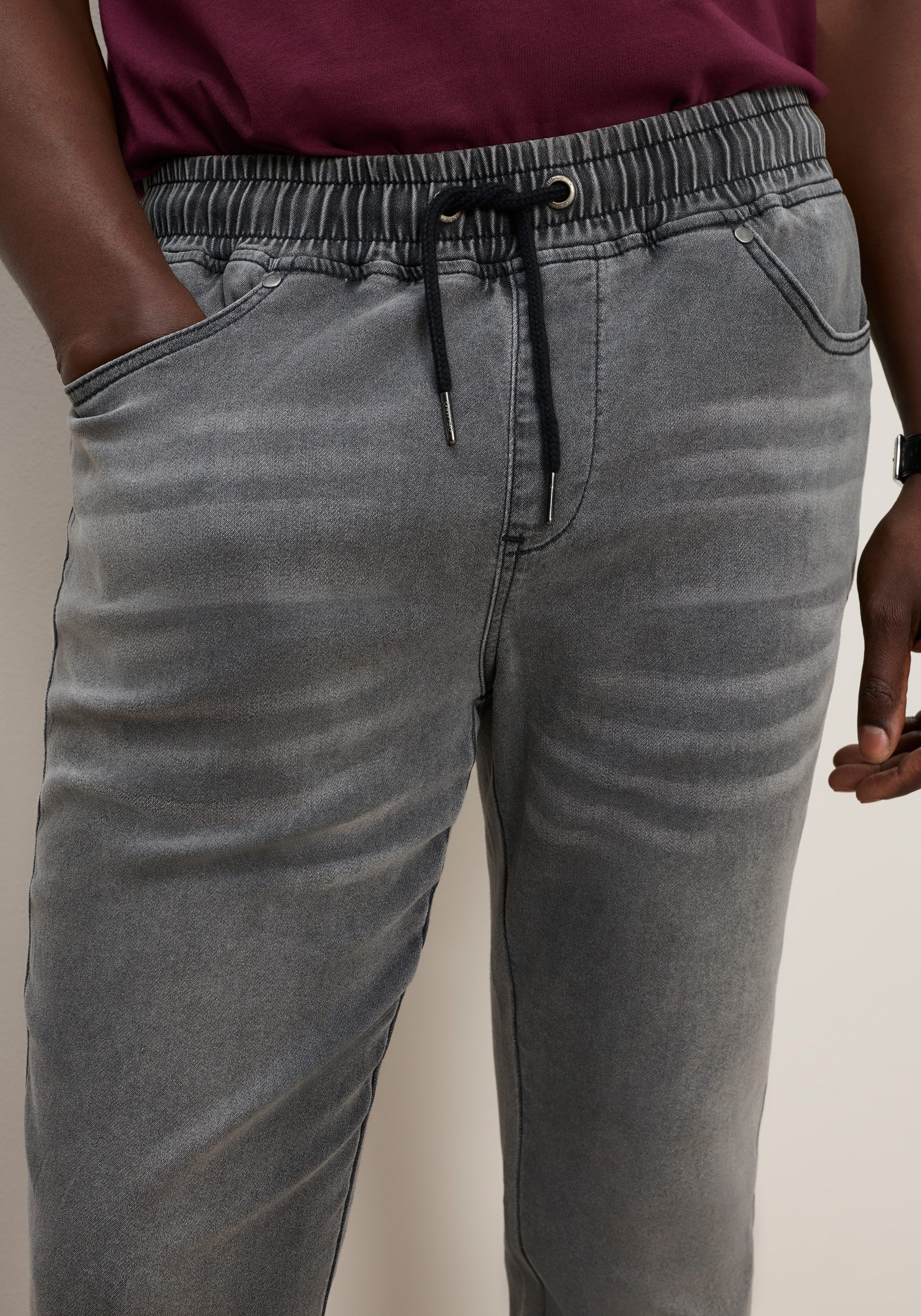 DELMAO Jogg Pants mit Eingrifftaschen und Gesäßtaschen, Comfort Fit, gerader Beinverlauf. € 49,99, (€ 49,99 pro 1 Stk).