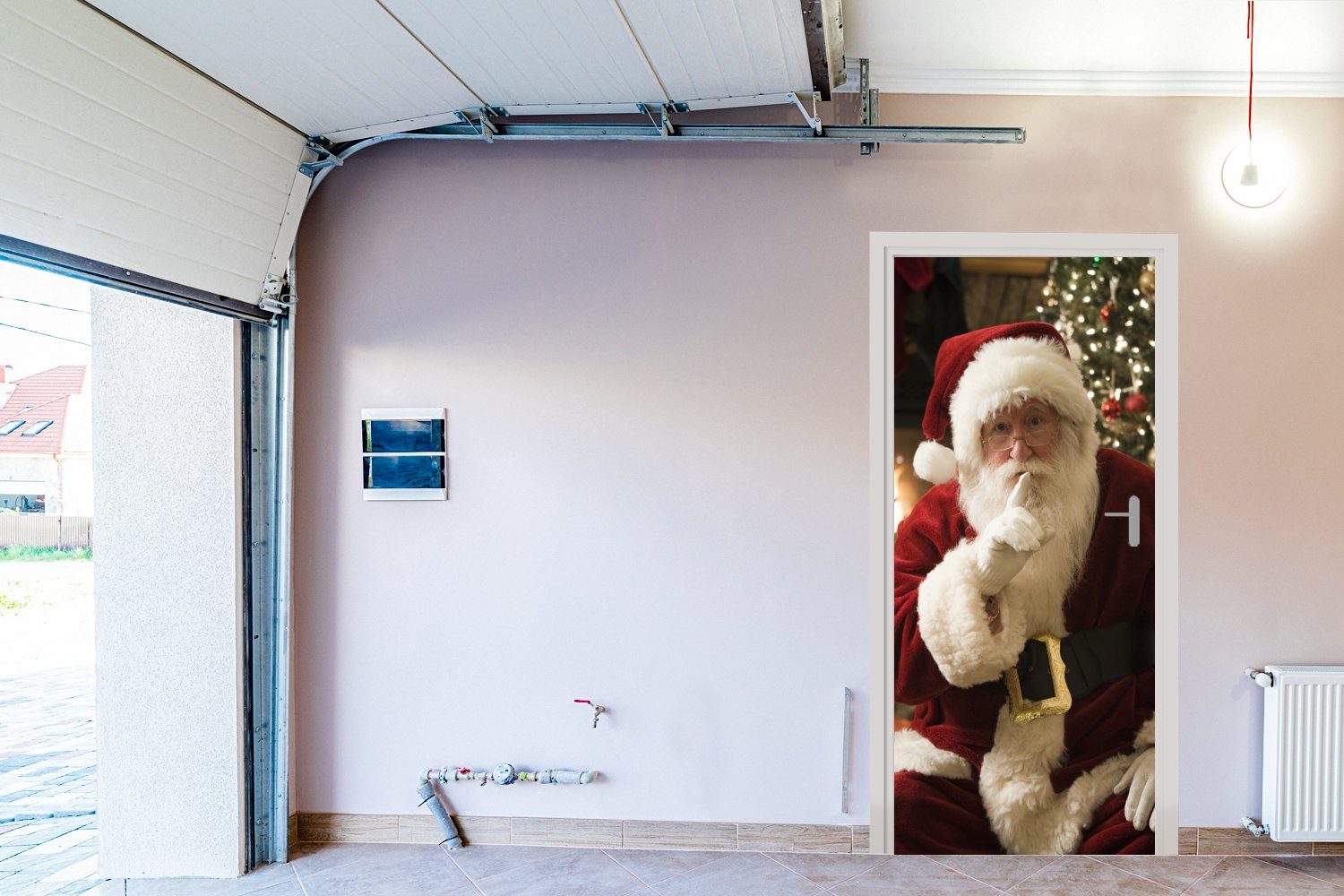 MuchoWow Türtapete Der mit bedruckt, bunten Hintergrund, St), Weihnachtsmann Fototapete Matt, für Türaufkleber, (1 einem im Weihnachtsbaum cm 75x205 Tür