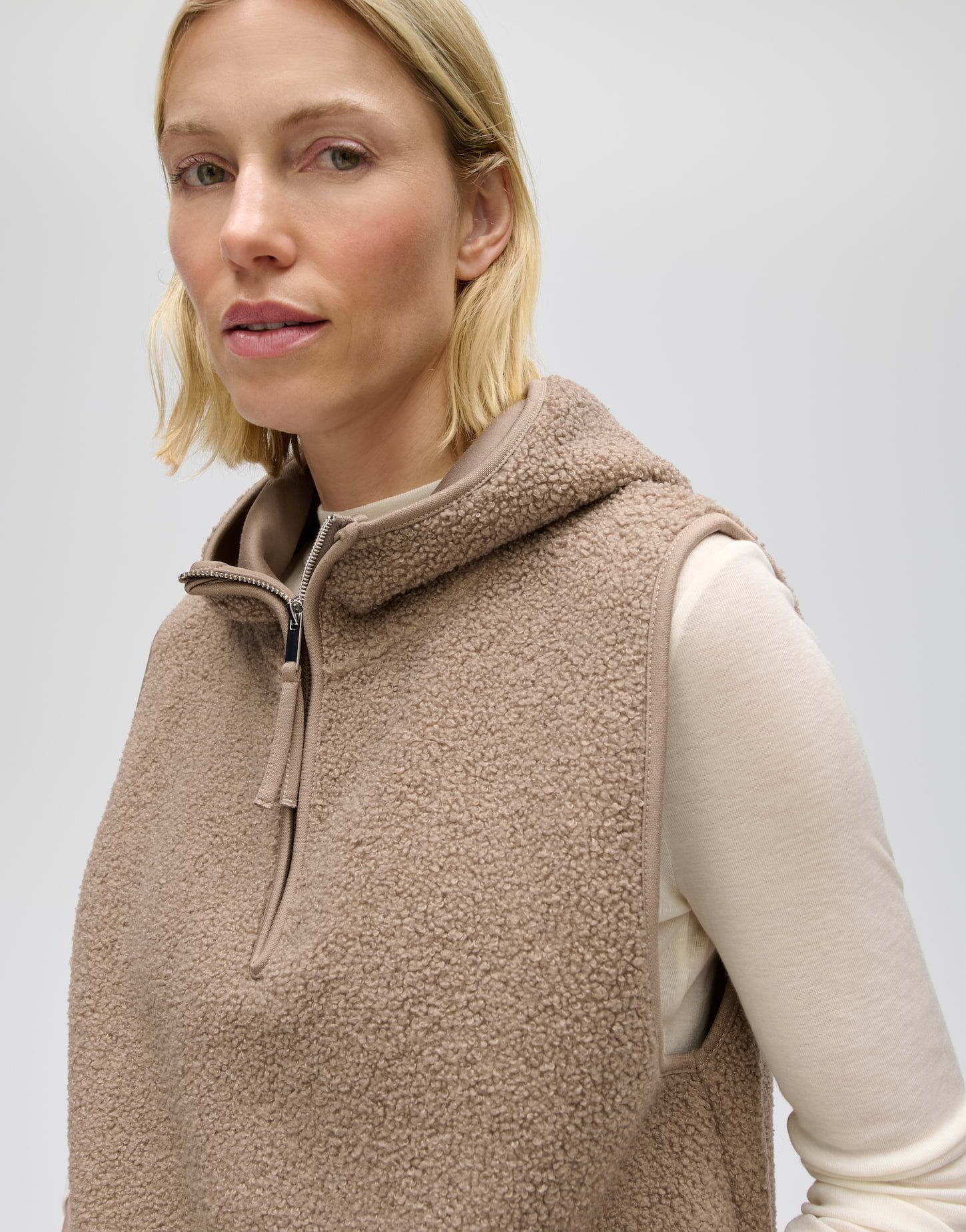 OPUS Cape Akapu cape aus flauschigem Teddyfell Cape im Boxy Fit mit Stehkragen und Kapuze – Bild 4 von 5