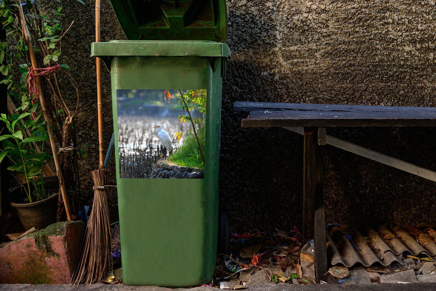 MuchoWow (1 Wandsticker Lotusteich Mülleimer-aufkleber, Ein einen außergewöhnlicher Abfalbehälter auf Silberreiher blickt in Mülltonne, Container, Sticker, St),