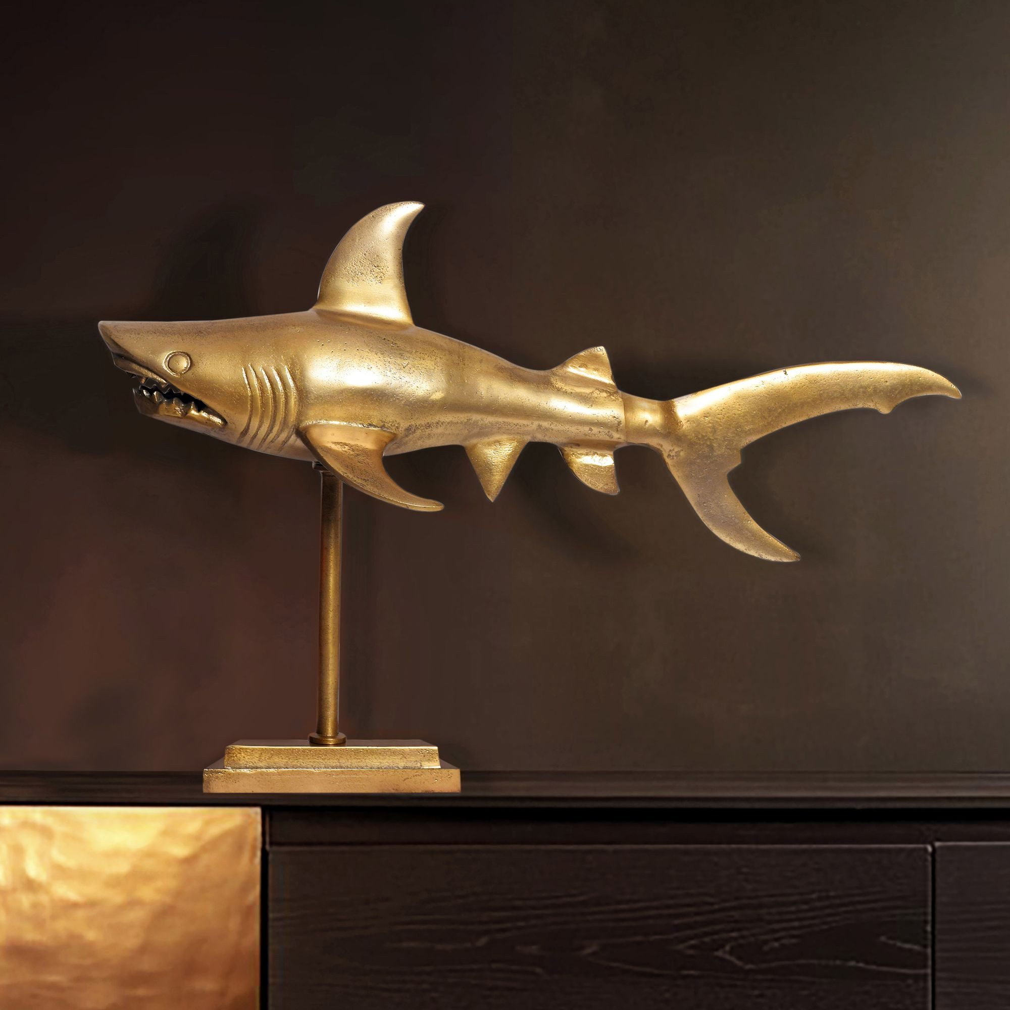 FINEBUY Tierfigur FB65079 Deko Hai 70 cm Aluminium Wohndeko Dekoration Maritim Alu (Design Dekoration Metall, Wohndeko Tischdekoration), Gold Tischdeko 70 cm, Hai Aluminium Maritim