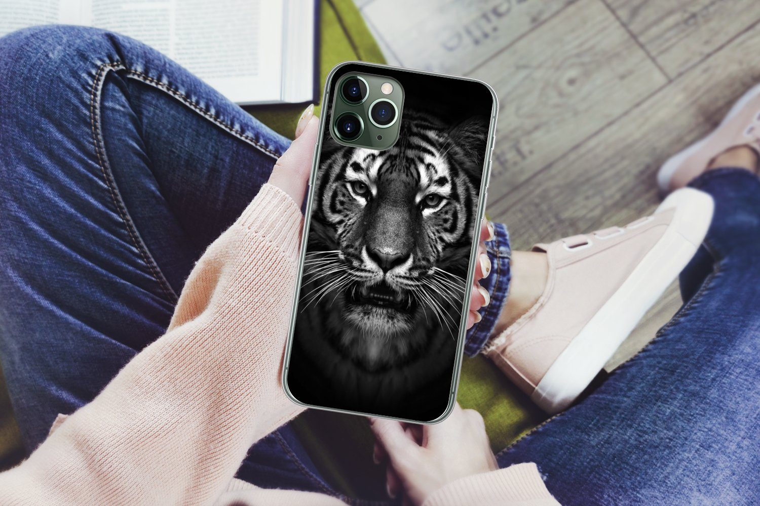 MuchoWow Handyhülle für Apple iPhone 11 Pro Tiger - Tiere - Schwarz - Weiß - Porträt - Wil, Smartphone-Bumper, Print, Handy Schutzhülle Dünn