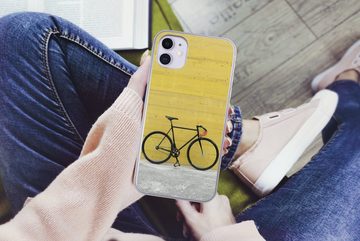 MuchoWow Handyhülle Ein Rennrad vor einem industriellen Hintergrund, Handyhülle Apple iPhone 11, Smartphone-Bumper, Print, Handy
