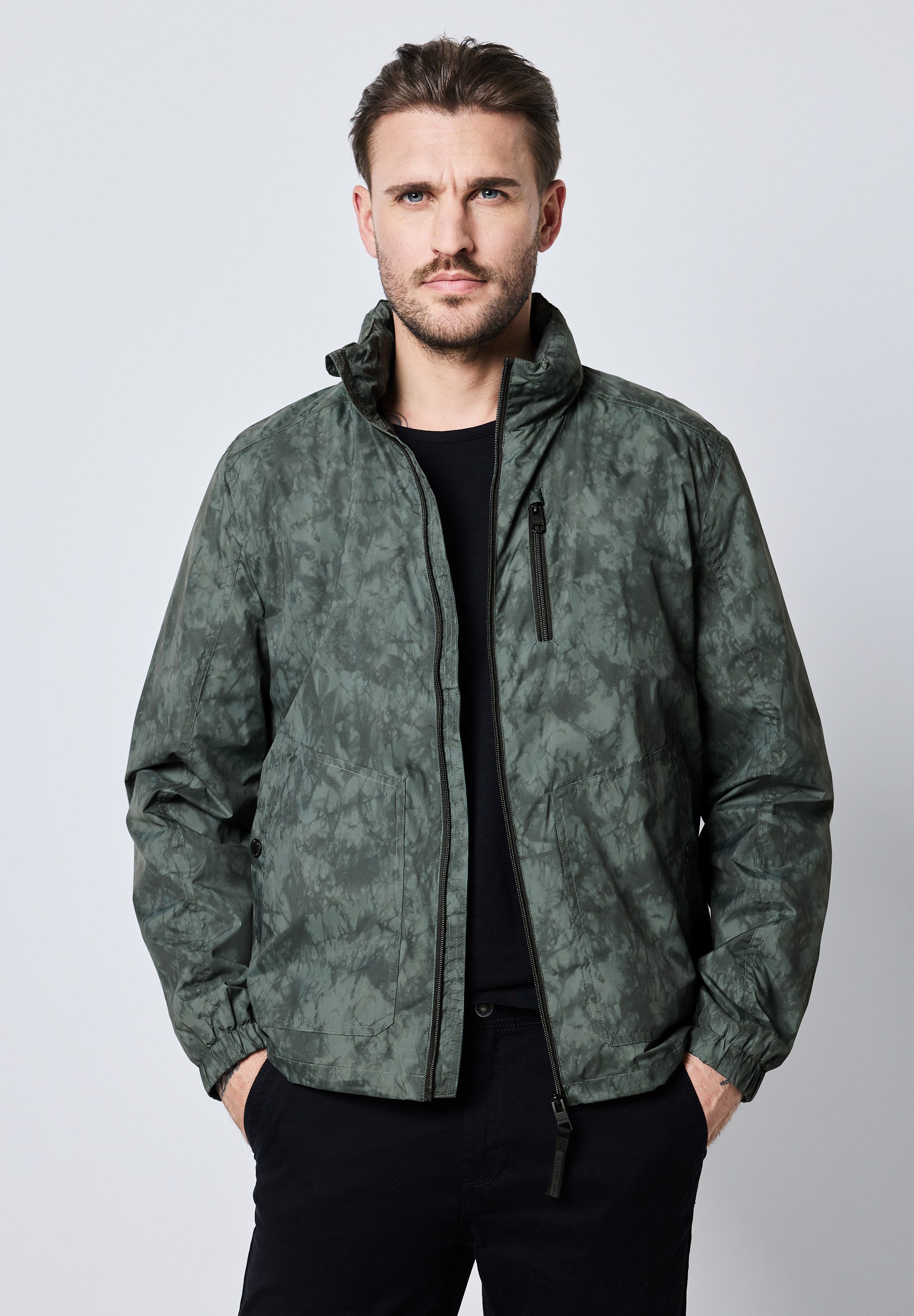 STREET ONE MEN Windbreaker mit Kapuze in Tasche am Nacken