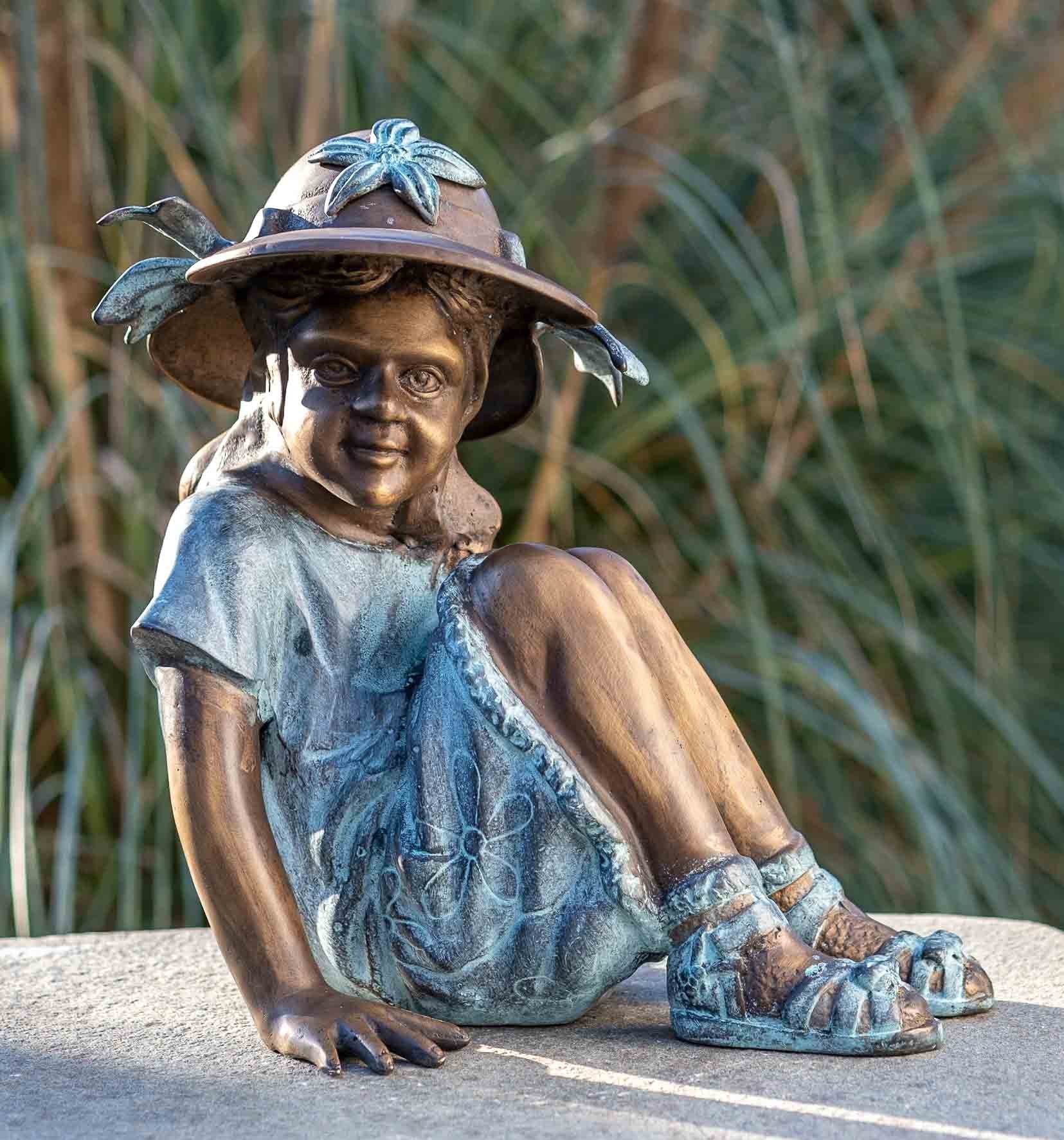 IDYL Gartenfigur IDYL Bronze-Skulptur Mädchen mit Hut, Bronze – sehr robust – Langlebig – witterungsbeständig gegen Frost, Regen und UV-Strahlung. Die Modelle werden in Wachsausschmelzverfahren in Bronze gegossen und von Hand patiniert.