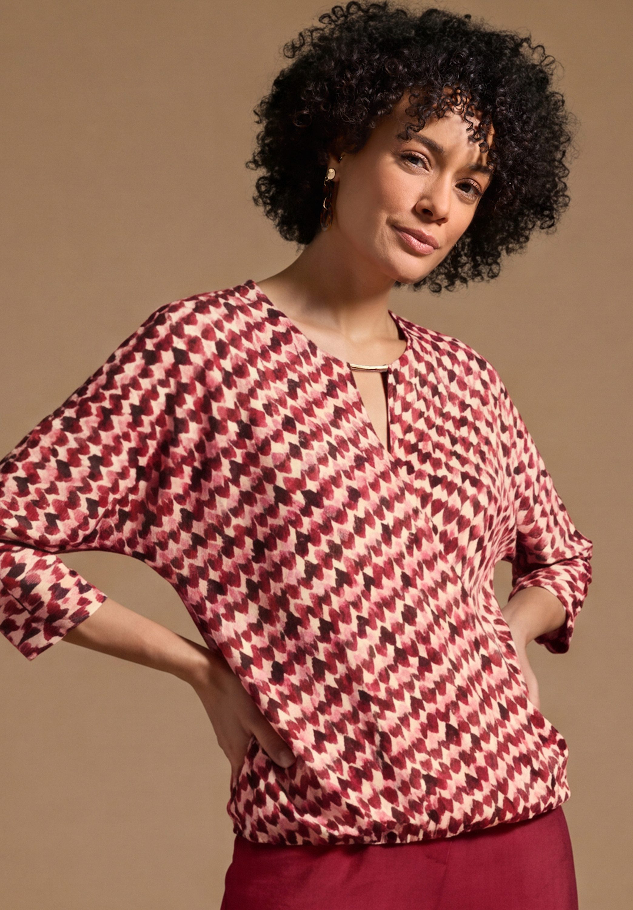bianca Print-Shirt WALLY mit angedeuteter Wickeloptik und Schmuckdetail