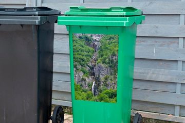 MuchoWow Wandsticker Ein kleiner Wasserfall in den grünen Bergen von Theth in Albanien (1 St), Mülleimer-aufkleber, Mülltonne, Sticker, Container, Abfalbehälter
