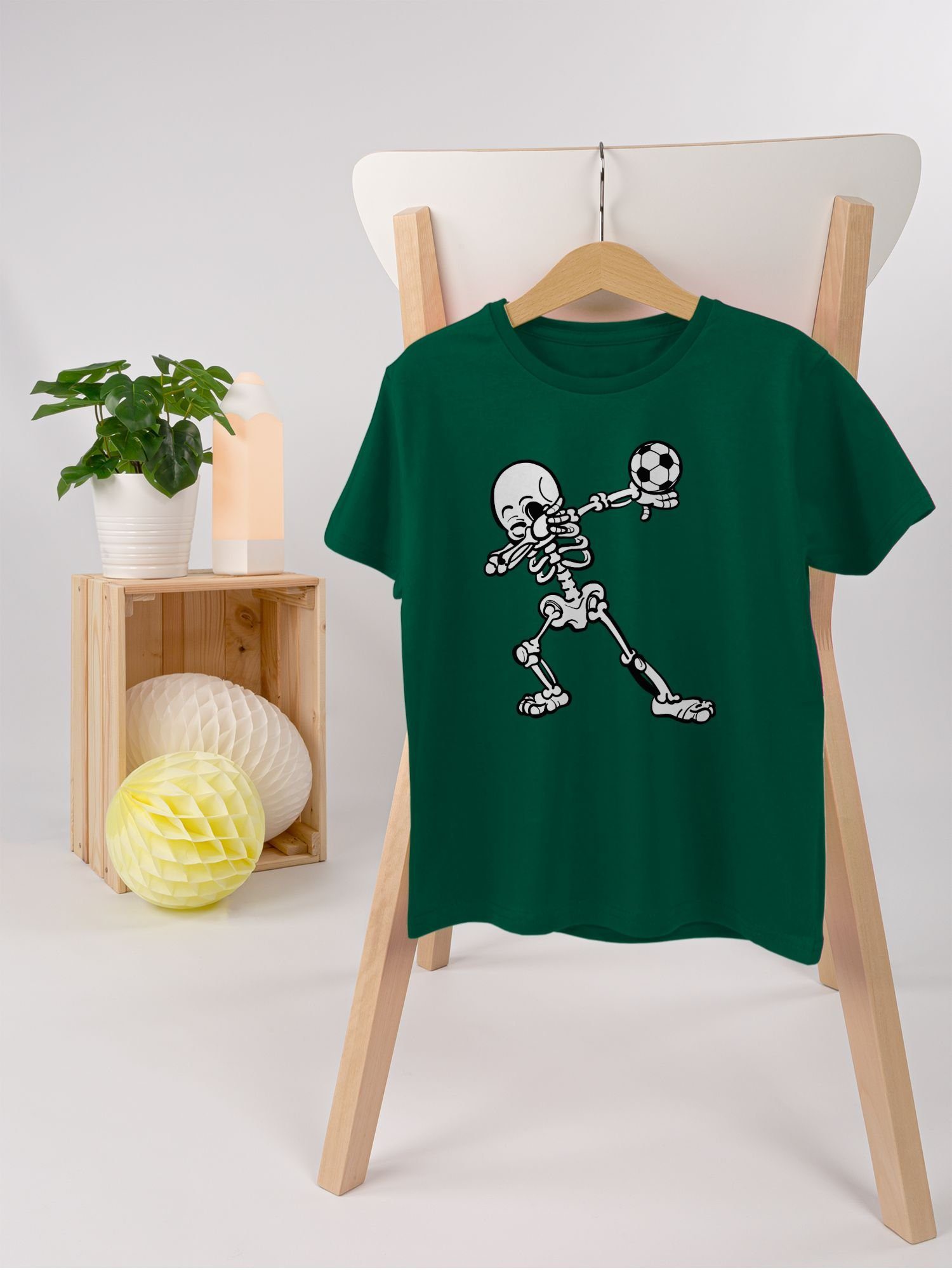 Kleidung Kinder mit Tannengrün T-Shirt 2 Skelett Fussball Sport Dabbendes Shirtracer