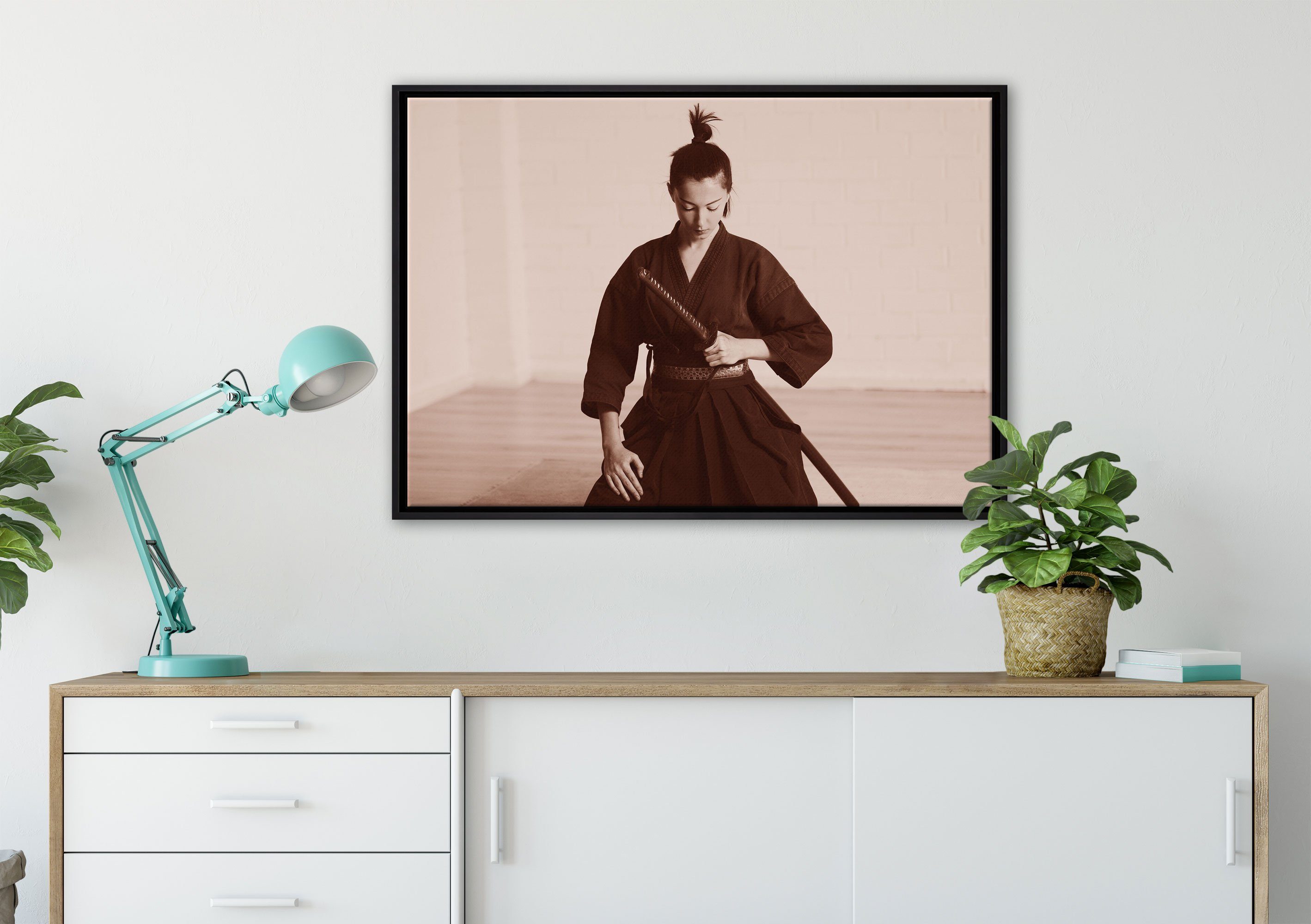 Pixxprint Leinwandbild inkl. Leinwandbild in Zackenaufhänger einem (1 gefasst, Schattenfugen-Bilderrahmen fertig stolze St), Samurai-Kriegerin, bespannt, Wanddekoration
