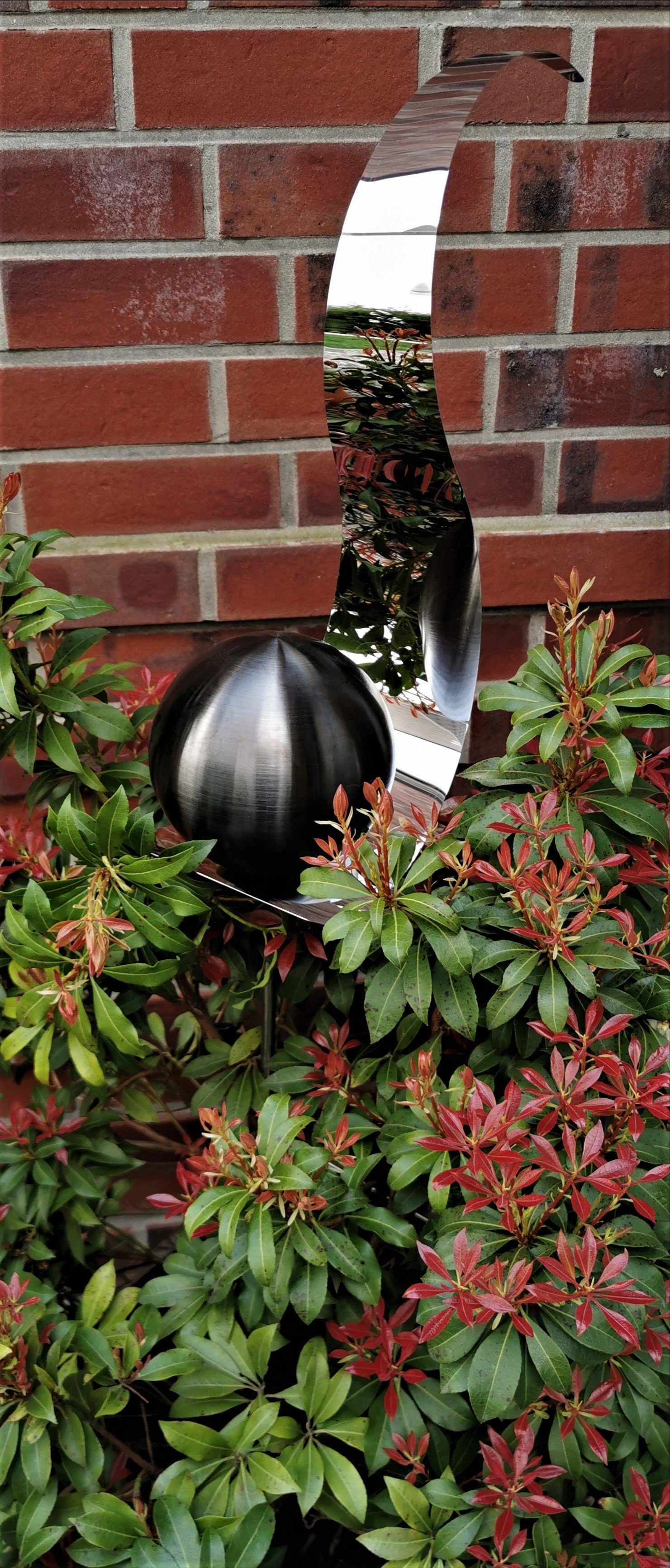 Jürgen Bocker Garten-Ambiente Gartenstecker Skulptur Flame Edelstahl poliert Kugel schwarz matt gebürstet 126 cm Gartenstecker Beetstecker Rosenkugel Dekostecker Lichtfang Rosenkugel