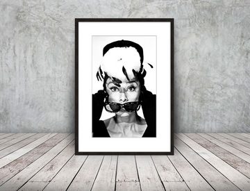 artissimo Bild mit Rahmen Bild gerahmt 51x71cm / schwarz-weiß Poster mit Rahmen / Audrey Hepburn, Film-Star: Audrey Hepburn