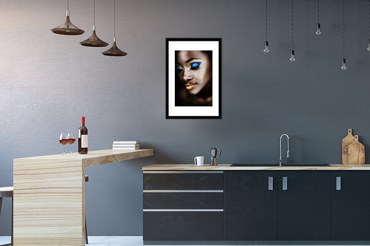 MuchoWow Poster Schwarz und Gold - Frau - Make up, (1 St), mit Rahmen, Kunstdruck, Gerahmtes Poster, Schwarzem Bilderrahmen