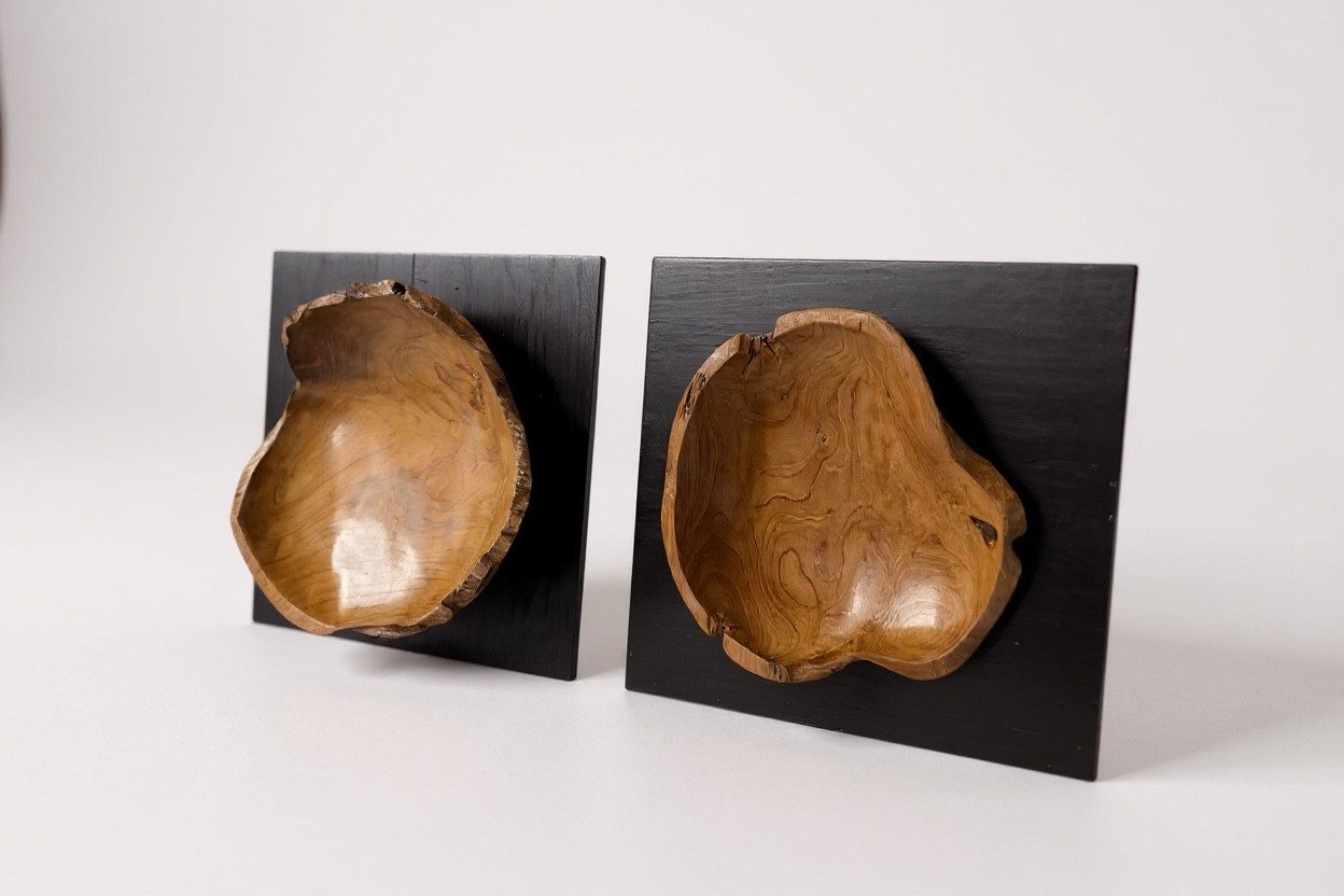 FaHome Wanddekoobjekt Wanddekoration aus Teakholz auf schwarzer Holzplatte