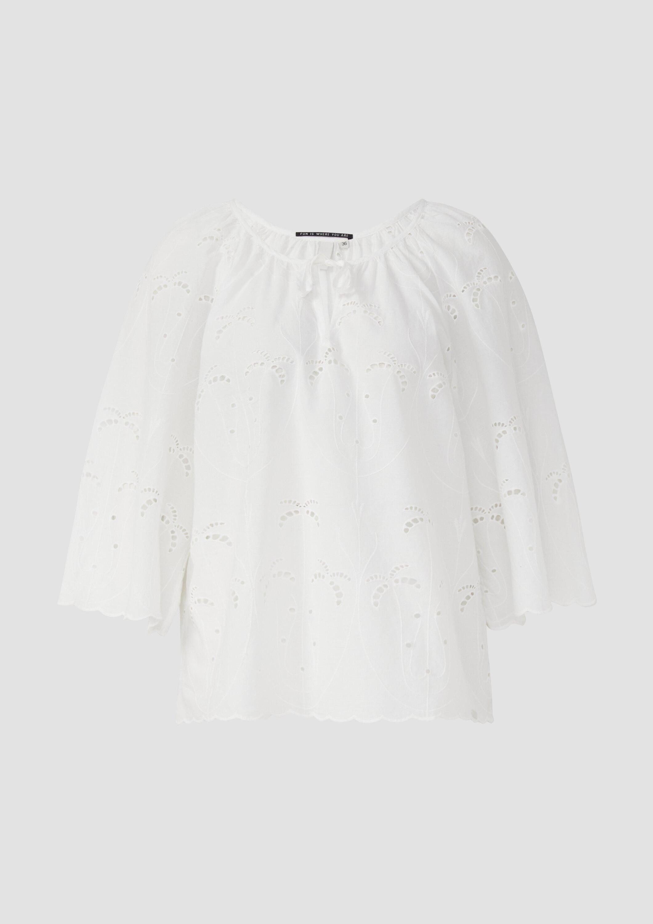 QS Kurzarmbluse Bluse Leichte Bluse mit Lochstickerei, QS x Sarah & Tini