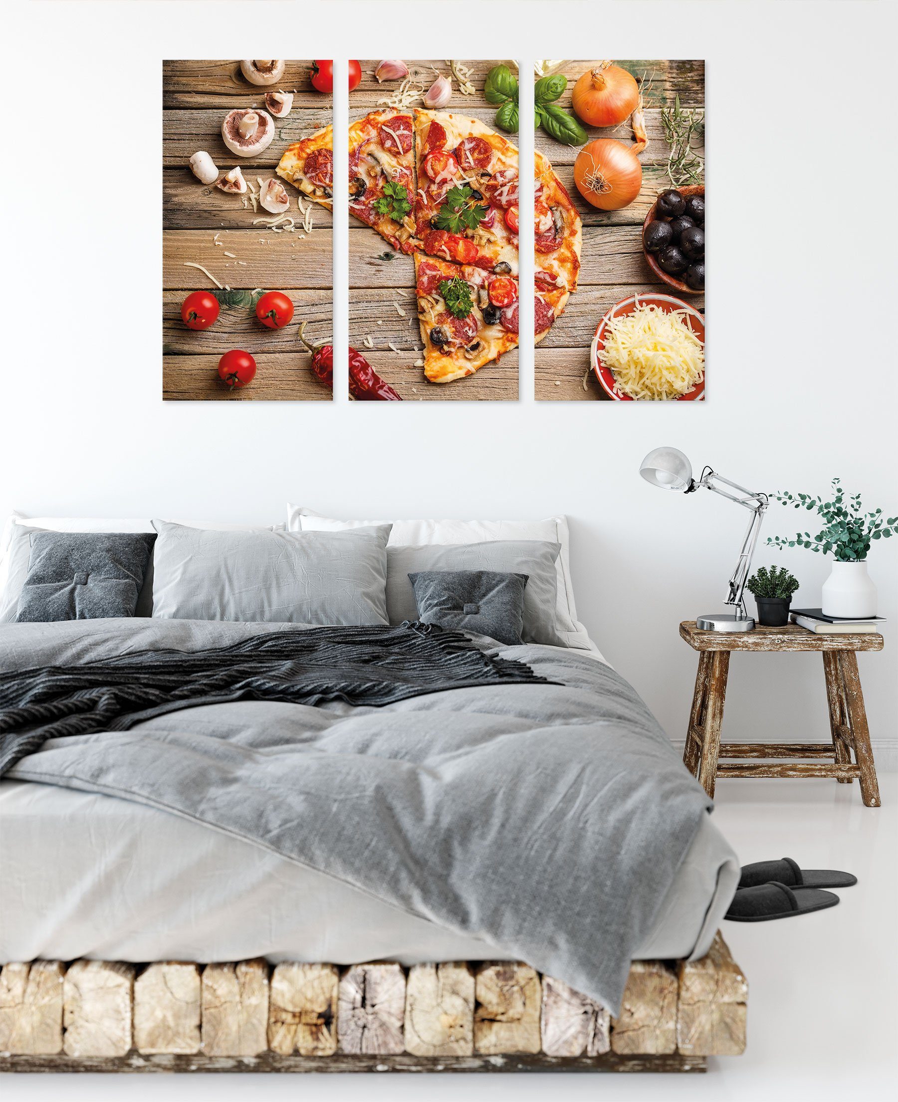 Leinwandbild Pizza bespannt, Leinwandbild 3Teiler Italia inkl. Italia St), auf Pixxprint Holztisch, auf Zackenaufhänger Pizza fertig (120x80cm) (1 Holztisch