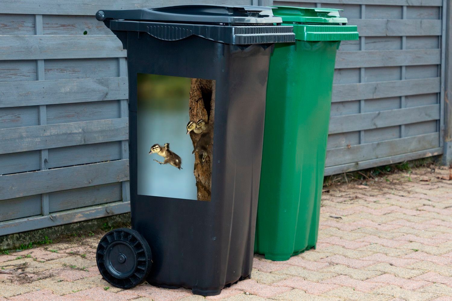 MuchoWow Container, Ente Mülleimer-aufkleber, Sticker, Wandsticker (1 - Fliegen - Mülltonne, Abfalbehälter St), Baum