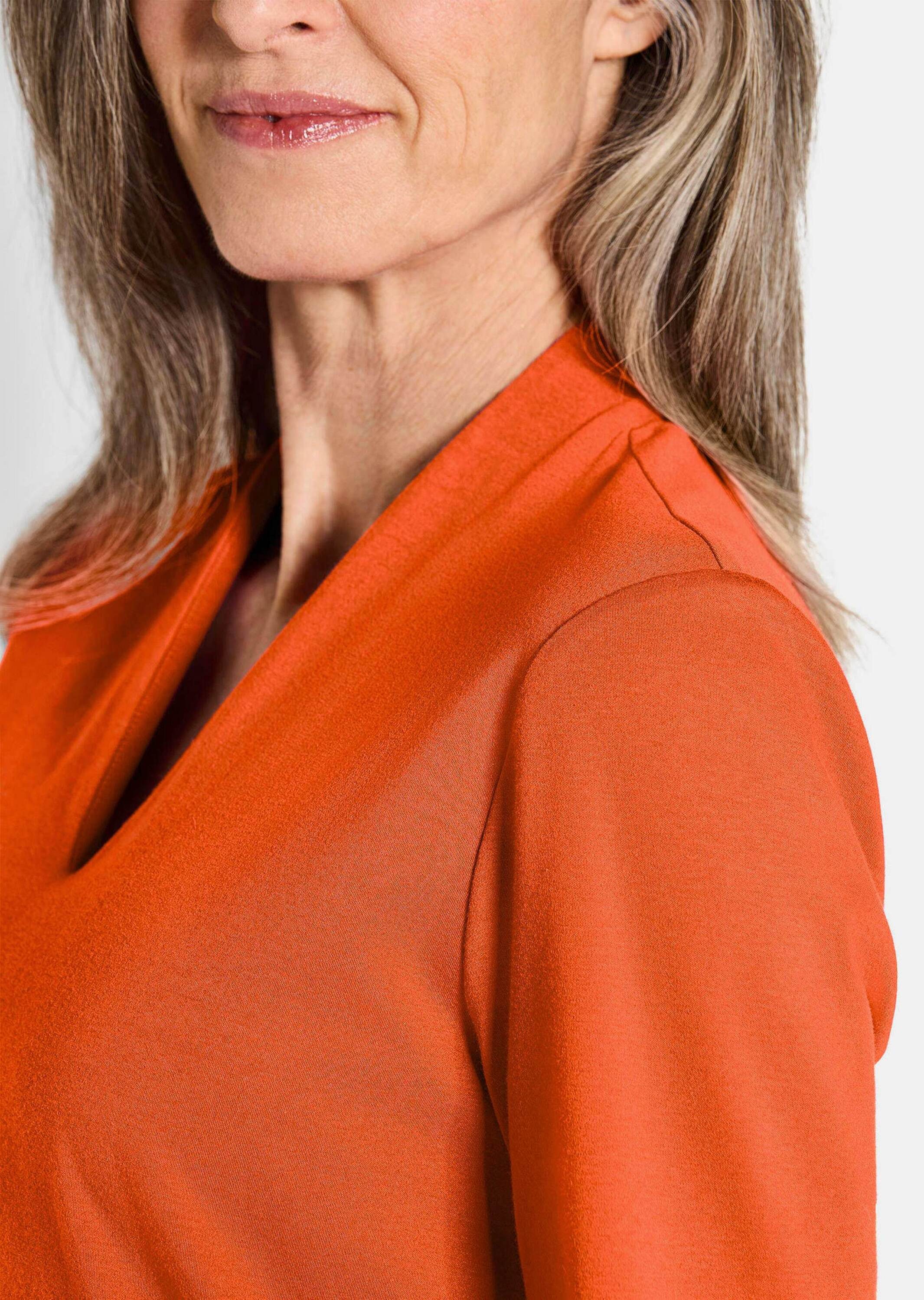 GOLDNER Print-Shirt Elegantes Basic-Shirt mit V-Ausschnitt Zeitloses Halbarmshirt mit schmeichelndem Ausschnitt, reine Baumwolle