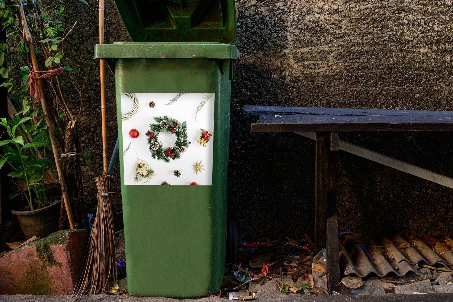 Weihnachten - - Winter (1 Sticker, Abfalbehälter St), MuchoWow Kranz Mülleimer-aufkleber, Wandsticker Mülltonne, Container,