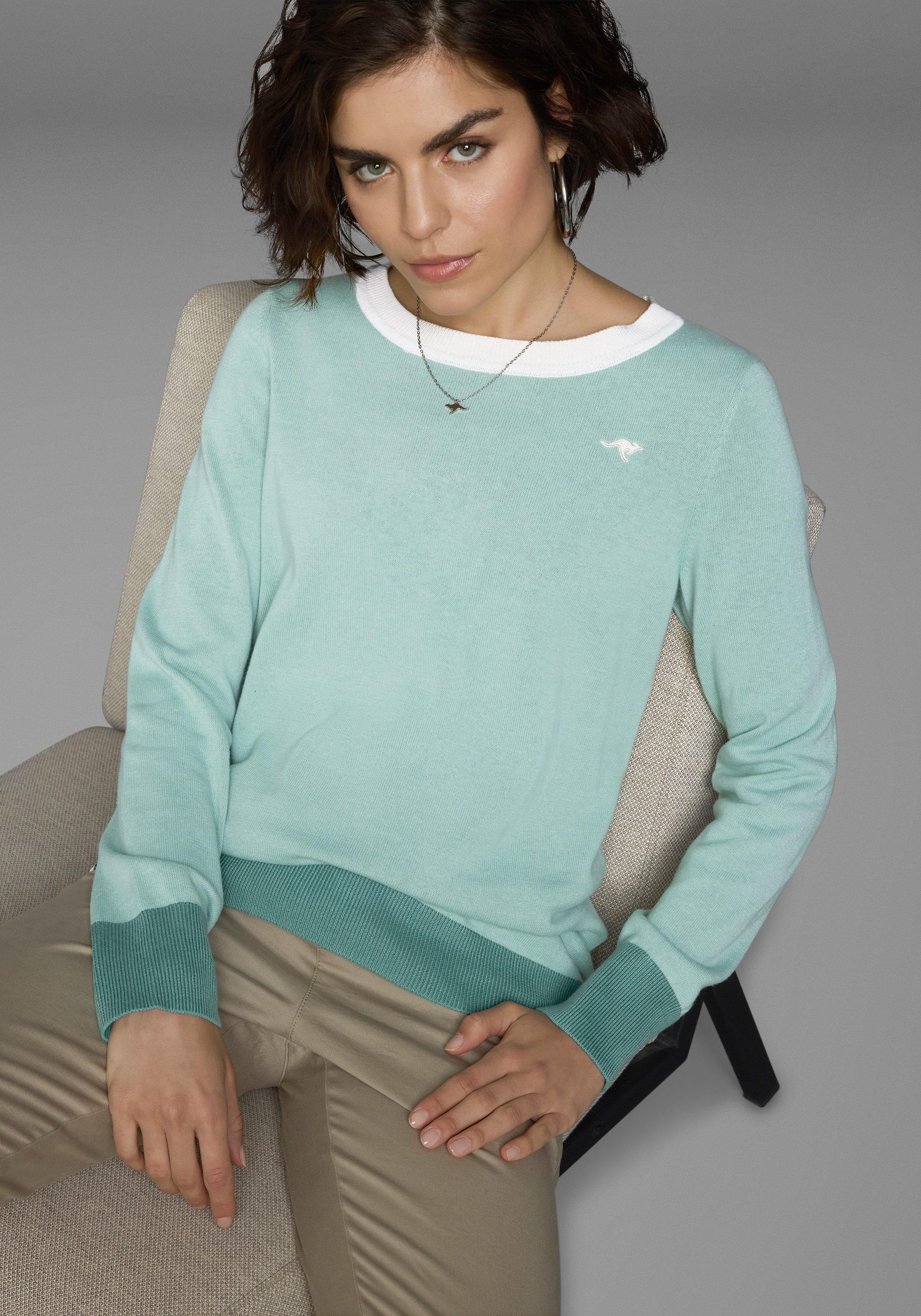 KangaROOS Rundhalspullover mit Knopfleiste hinten und Konstrast-Bündchen günstig online kaufen