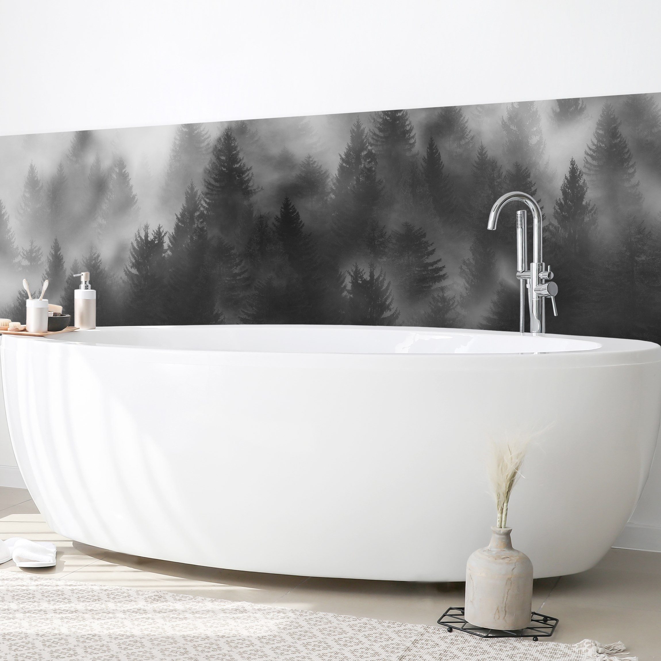 Bilderdepot24 Badrückwand schwarz weiss fugenlose Wandverkleidung Bad mit Motiv, (Hartfolie matt » Selbstklebend SMART 0,35 mm), wasserfestes Wandpaneel Nadelwald Nebel Schwarz Weiß