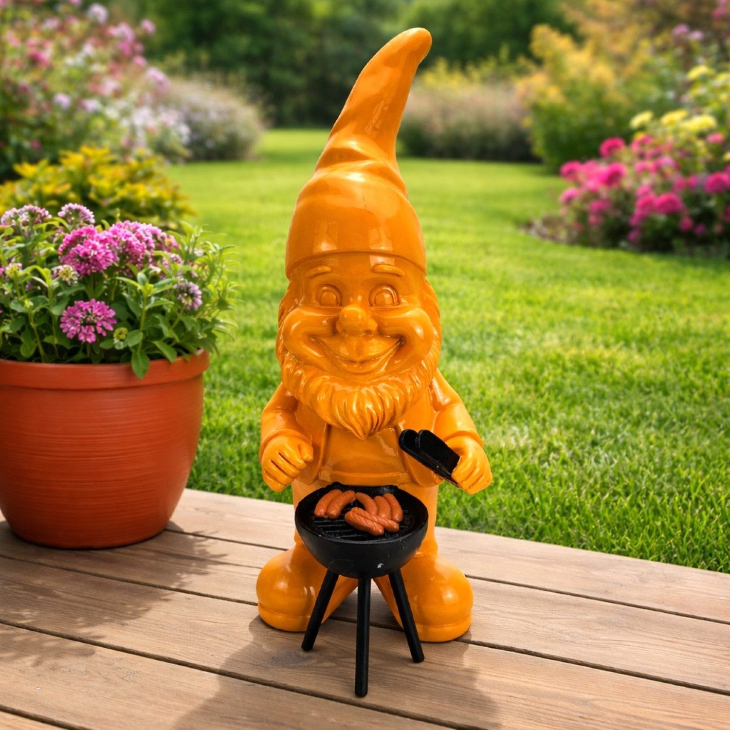 Online-Fuchs Gartenfigur für draußen - moderner Gartenzwerg mit Grill - 37 cm groß, (Gartenzwerg, wetterfest), trendige Farben - stilvoll - lustige Geschenkidee für Gartendekoration