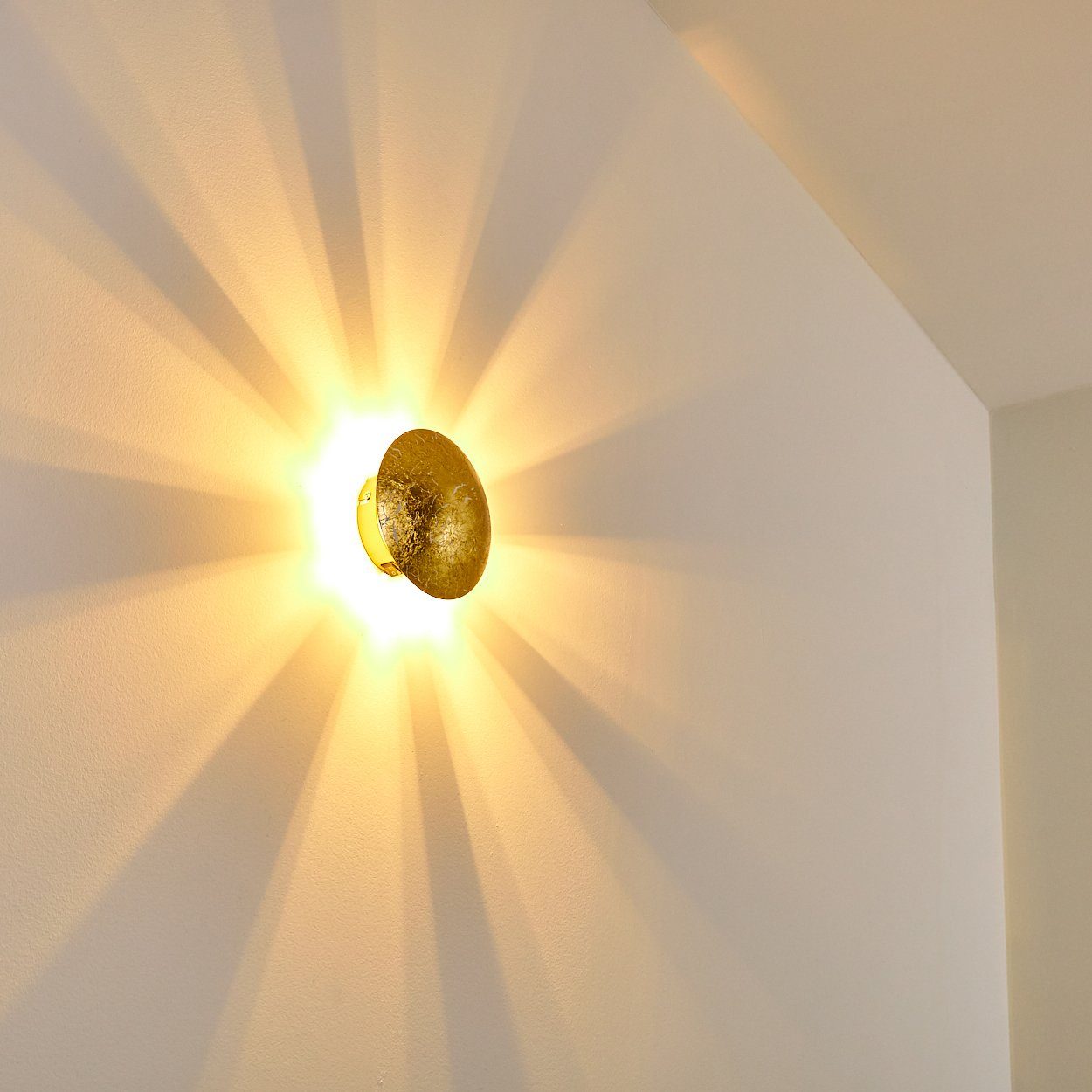 hofstein Wandleuchte »Godo« Wandlampe runde aus Metall in Gold mit Lichtspiel an der Wand, ohne Leuchtmittel, 1xG9, Innen mit Strahlen-Effekt in Blattgold-Optik