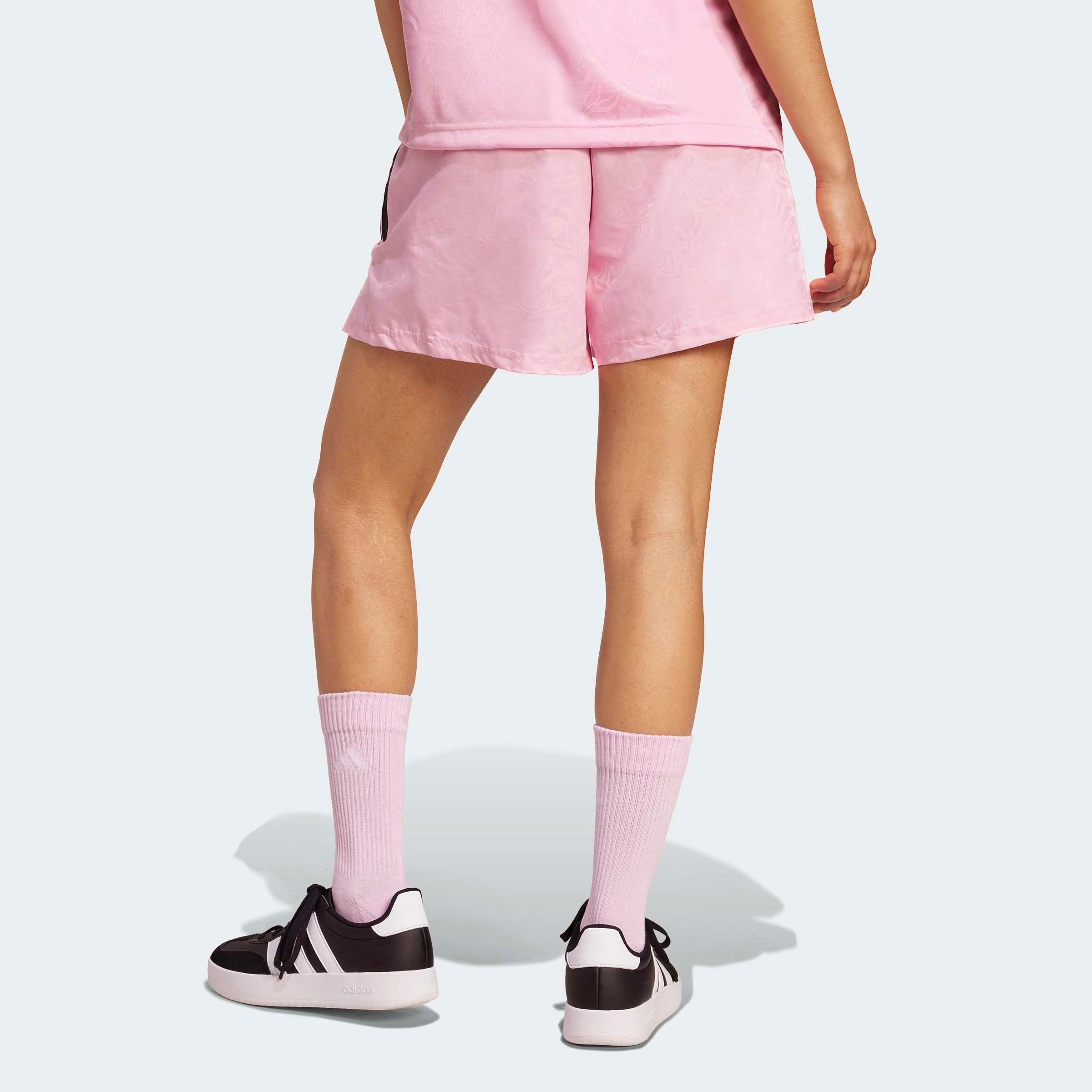adidas Sportswear Shorts TIRO X COMMON GOAL GEWEBTE lockere Passform, mit Kordelverschluss, aus weichem Material
