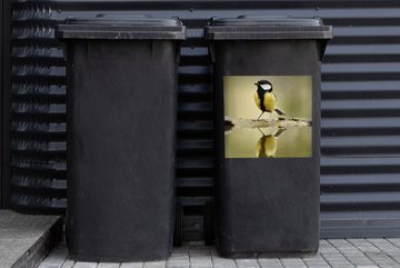 MuchoWow Wandsticker Große Meise spiegelt sich im Wasser (1 St), Mülleimer-aufkleber, Mülltonne, Sticker, Container, Abfalbehälter