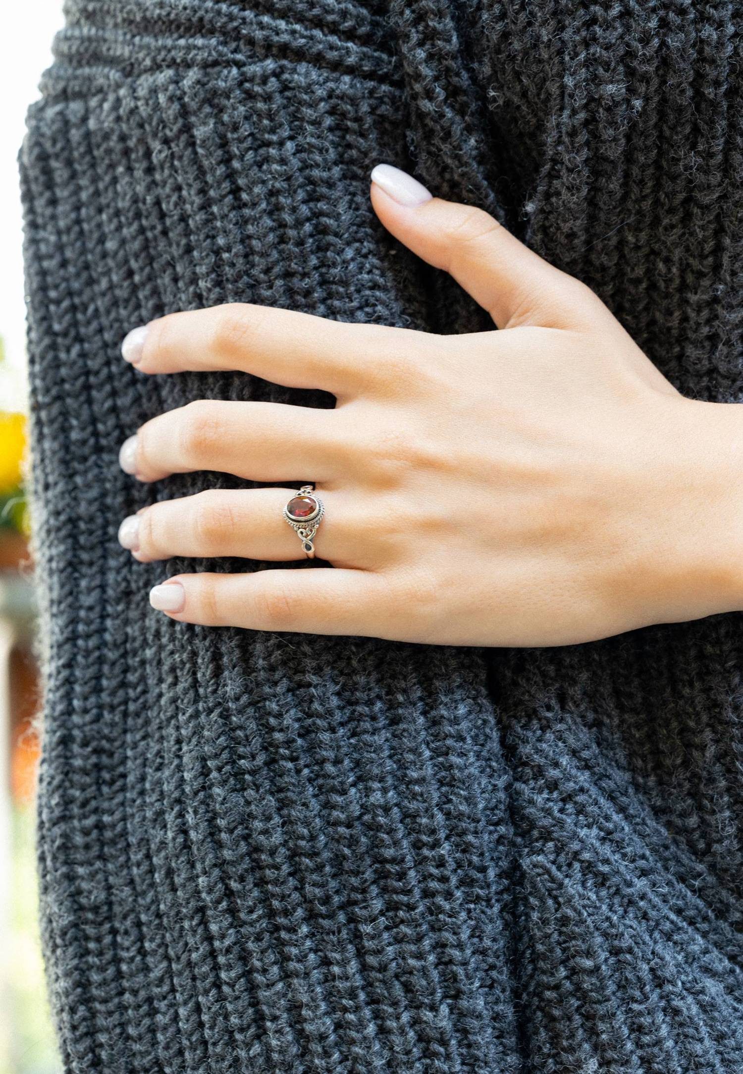 mantraroma Silberring BAGHIMI oval aus 925 Silber mit Granat facettiert (Ring mit Schmuckbeutel), Damenring aus 925er Silber