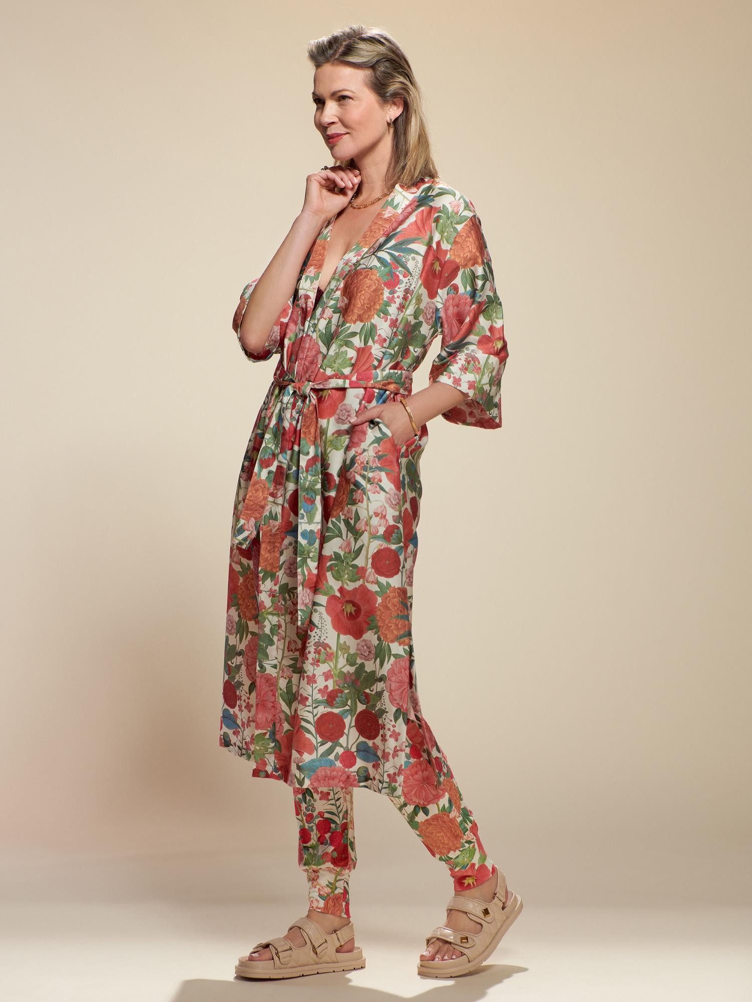 Essenza Kimono Ilona Florentien, Langform, Bio-Baumwollsatin (GOTS), Kimono-Kragen, Gürtel, aus Bio-Baumwolle mit wunderschönem Blumenprint