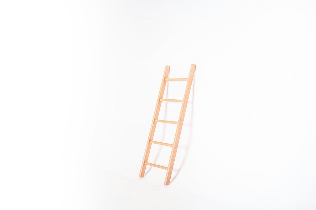 kleiderleiter.de Leiterregal Kleiderleiter 122x37x5,5 cm Handtuchleiter aus Eiche, Buche, Nussbaum, Massivholz aus Deutschland. Natürlich & fair produziert