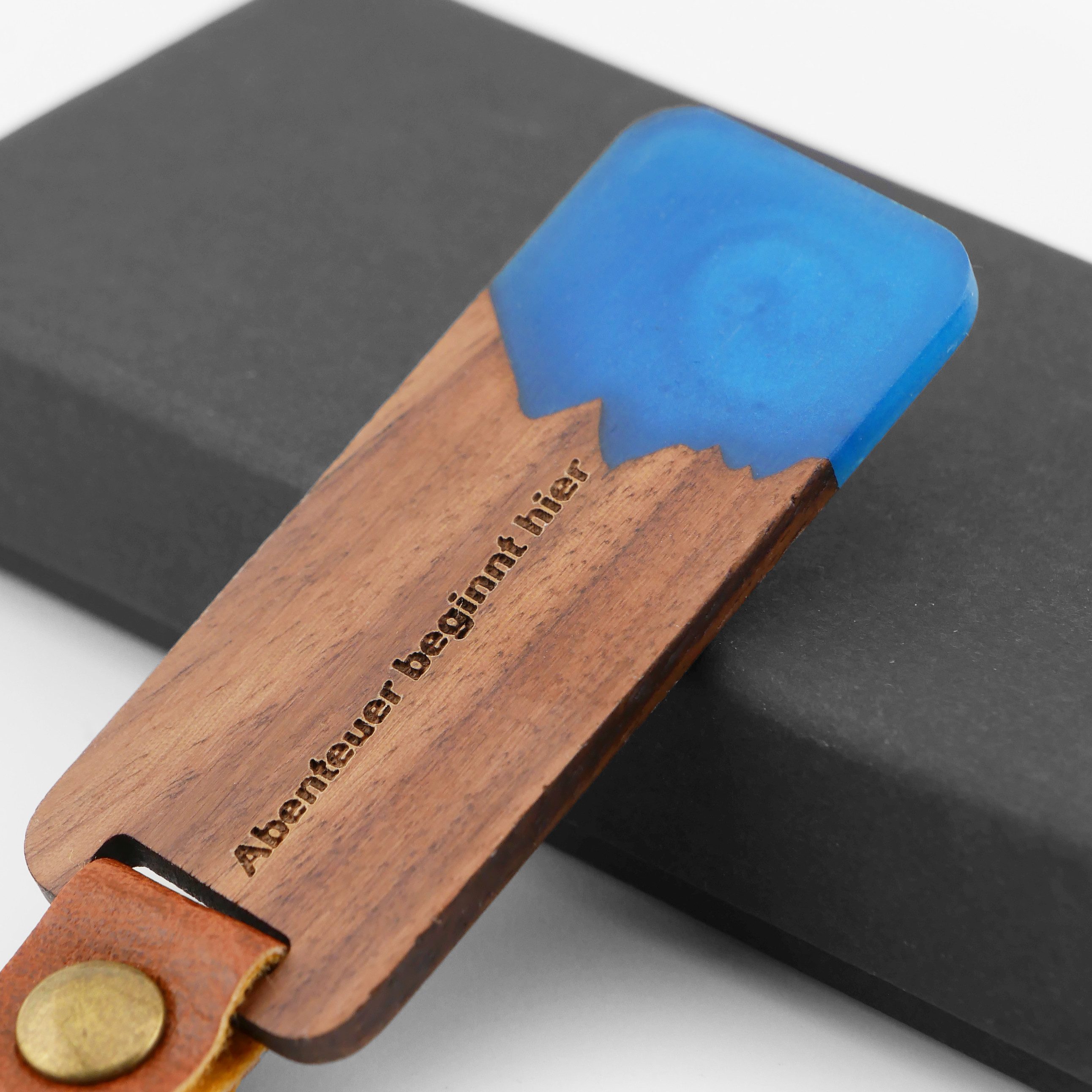 Stelby Schlüsselanhänger mit Gravur Schlüsselanhänger aus Holz mit Geschenkbox – Handmade Stil, langlebig,minimalistisch, unisex