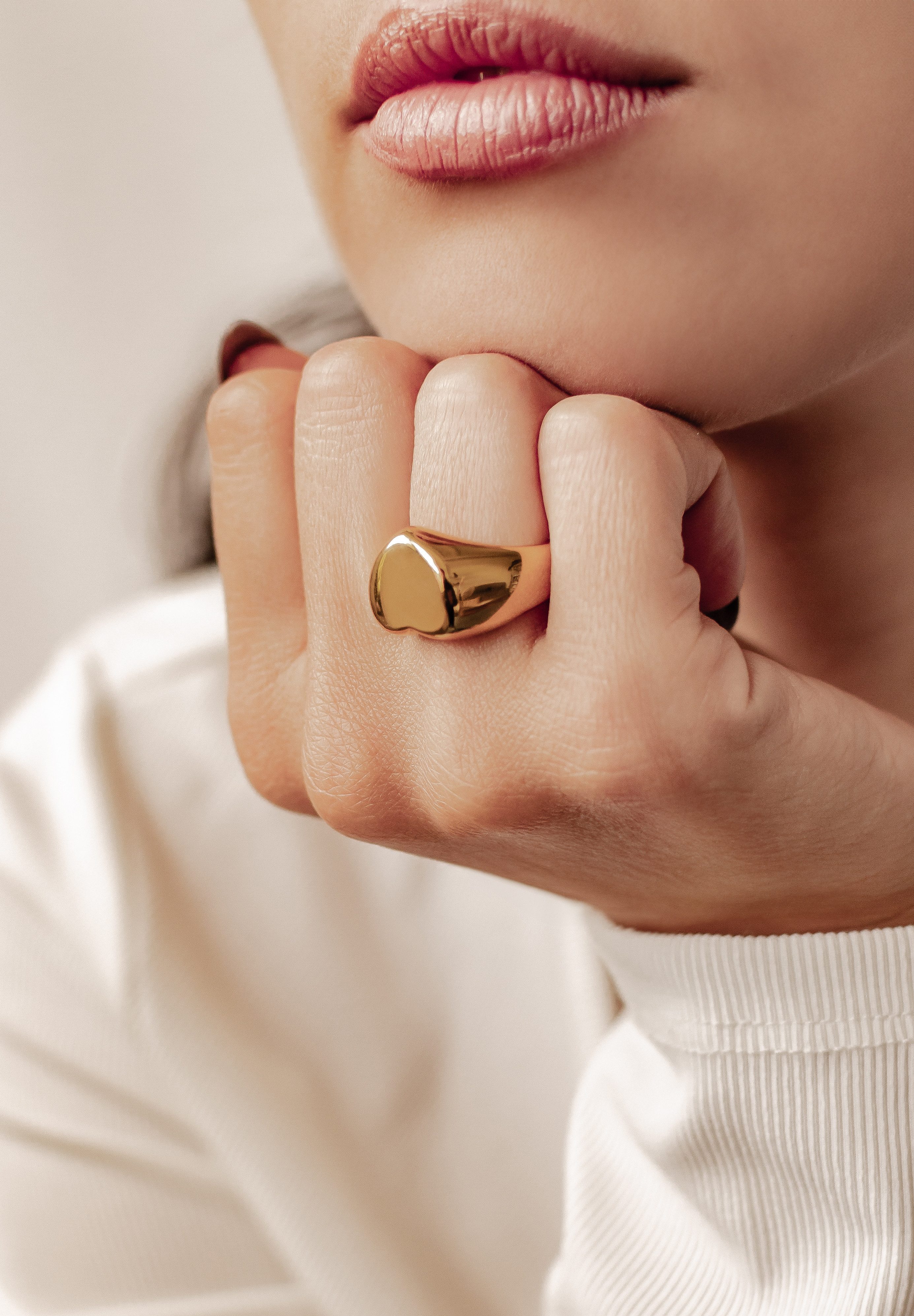 Hey Happiness Siegelring Herz 18K Vergoldet, Chunky Ring groß, Fingerring Edelstahl Damen Herz romantisch, wasserfest