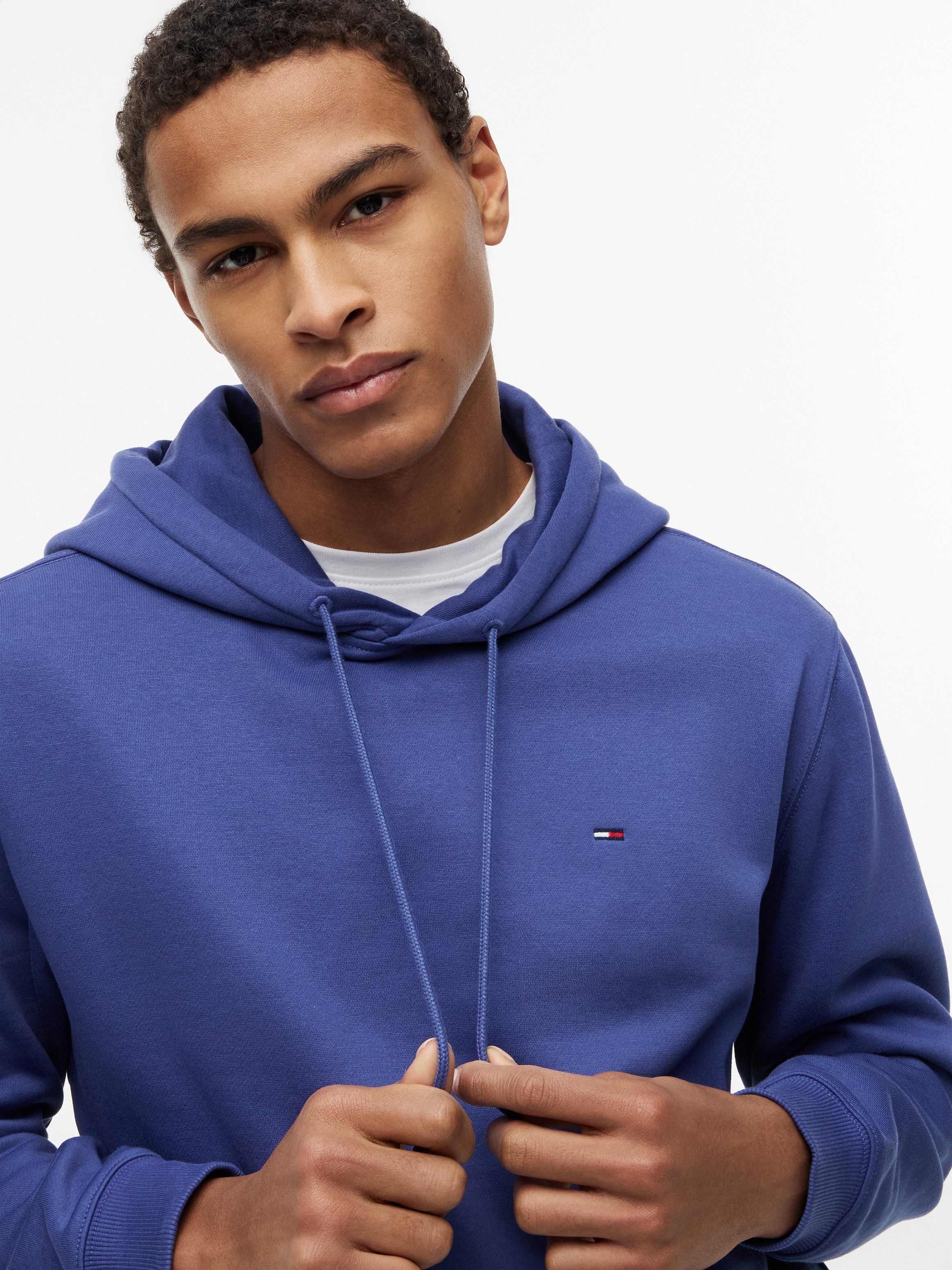 Tommy Jeans Hoodie TJM REGULAR FLAG mit bestickten Markenlogo auf Brusthöhe