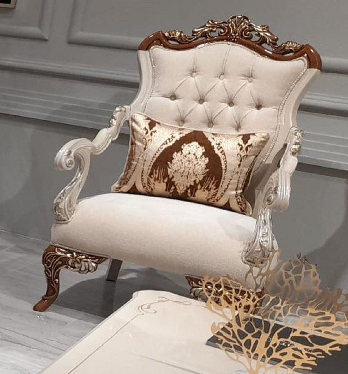 Casa Padrino Sessel Luxus Barock Sessel Beige / Grau / Braun / Gold - Handgefertigter Barockstil Wohnzimmer Sessel - Barock Wohnzimmer Möbel - Edel & Prunkvoll