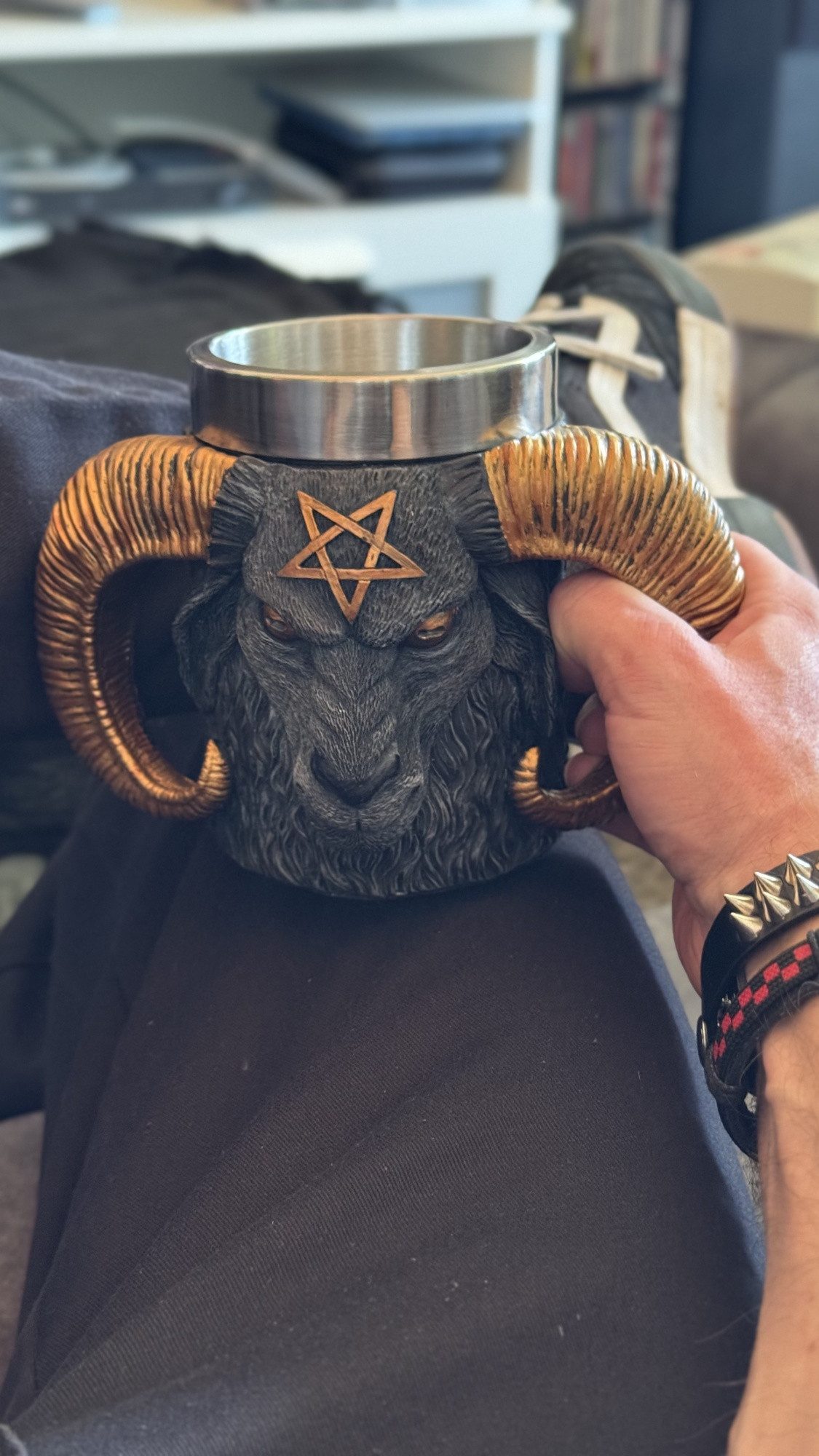 Figuren Shop GmbH Bierkrug Baphomet Trinkkrug – Okkult Ritualgefäß 14 cm 500 ml Gothic Bierkrug, Kunststein (Polyresin), Edelstahl