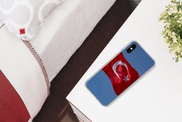 MuchoWow Handyhülle Eine türkische Flagge am blauen Himmel, Handyhülle Apple iPhone Xs Max, Smartphone-Bumper, Print, Handy