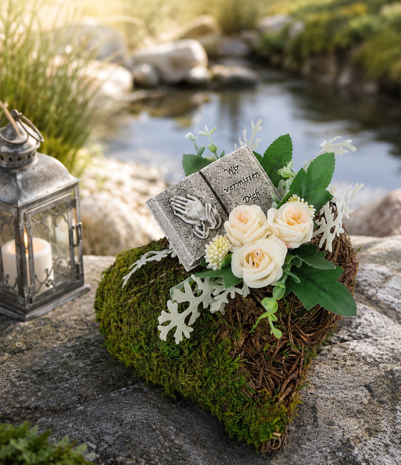 Kunstblume Gesteck mit Rosen und Gedenkbuch auf Herz-Pflanzschale, OTTO home, Höhe 11 cm, Dekoratives Herzgesteck mit Buchfigur und cremefarbenen Rosen
