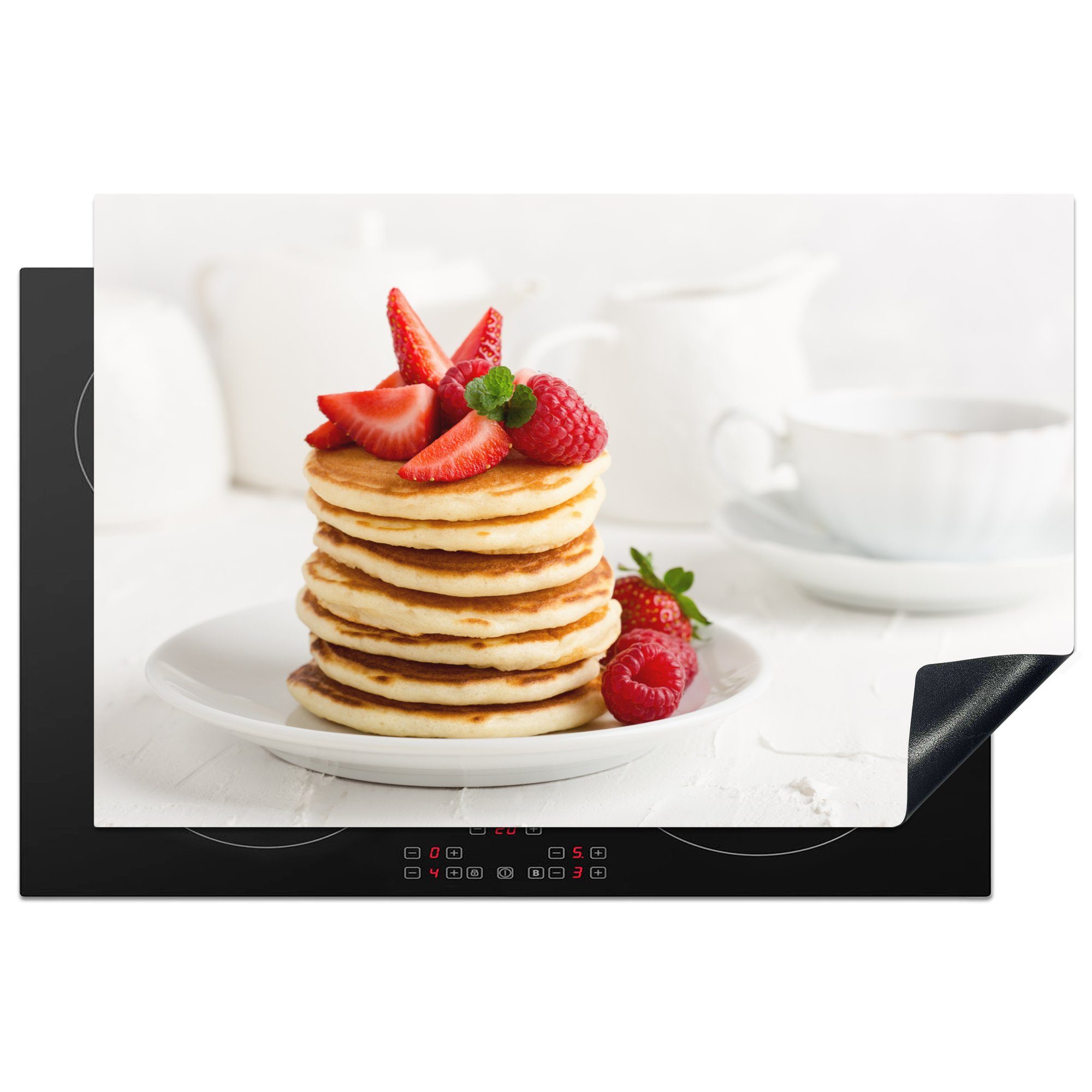 MuchoWow Herdblende-/Abdeckplatte Pfannkuchen mit frischen Erdbeeren auf weißem Teller, Vinyl, (1 tlg), 81x52 cm, Induktionskochfeld Schutz für die küche, Ceranfeldabdeckung