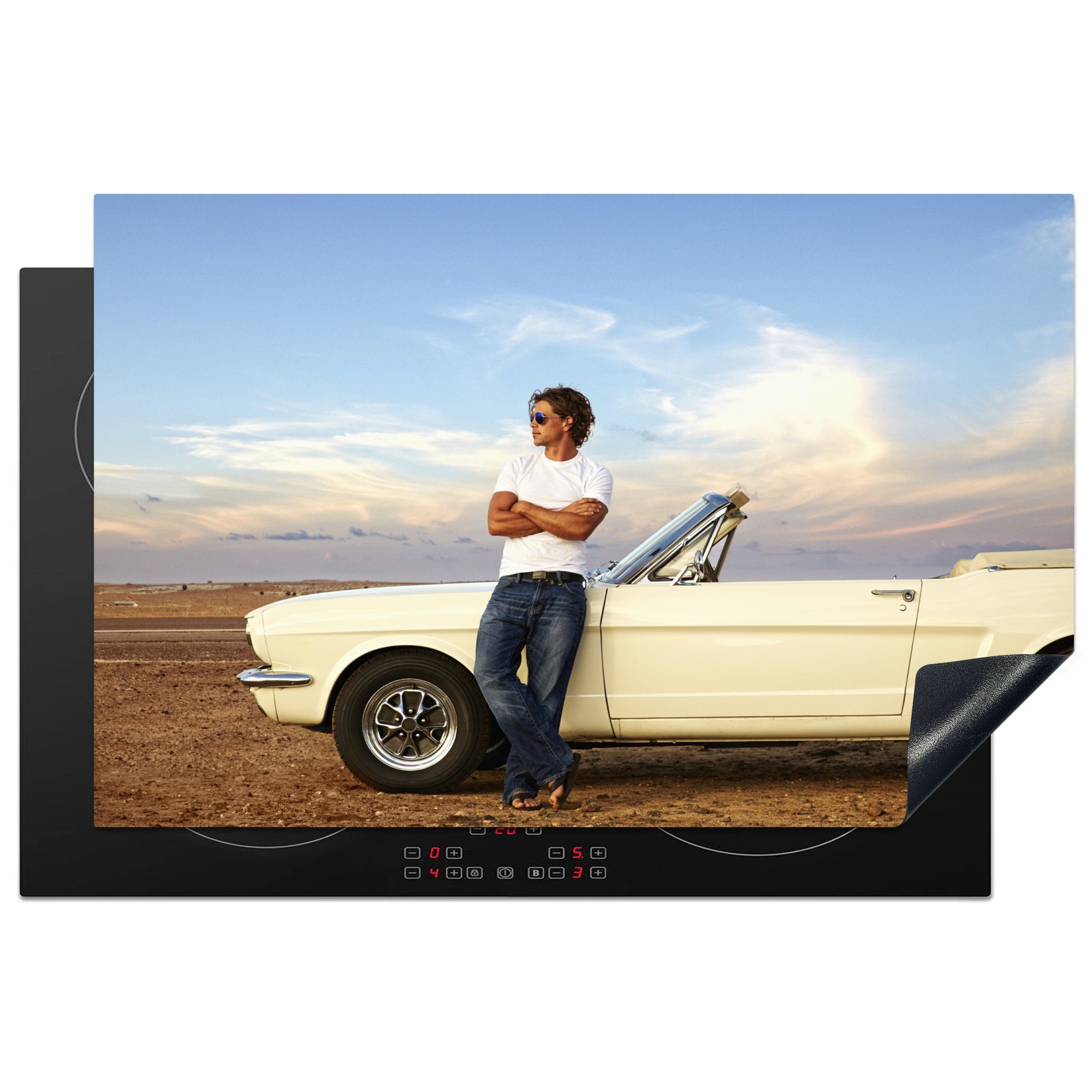 MuchoWow Herdblende-/Abdeckplatte Bild eines Mannes mit Sonnenbrille, der sich an ein Auto lehnt, Vinyl, (1 tlg), 81x52 cm, Induktionskochfeld Schutz für die küche, Ceranfeldabdeckung