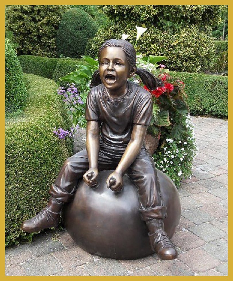 IDYL Gartenfigur IDYL Bronze-Skulptur Mädchen auf Ball, Bronze