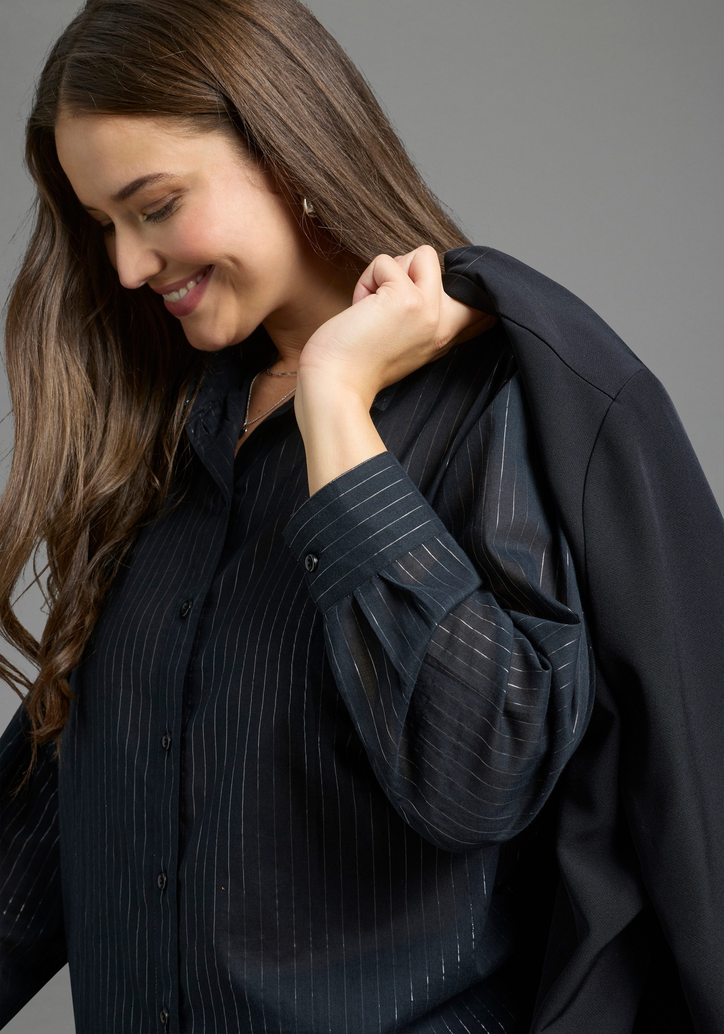 Laura Scott CURVE Klassische Bluse Große Größen aus Baumwolle, mit feinem silberfarben glitzernden Nadelstreifenmuster – Bild 3 von 5